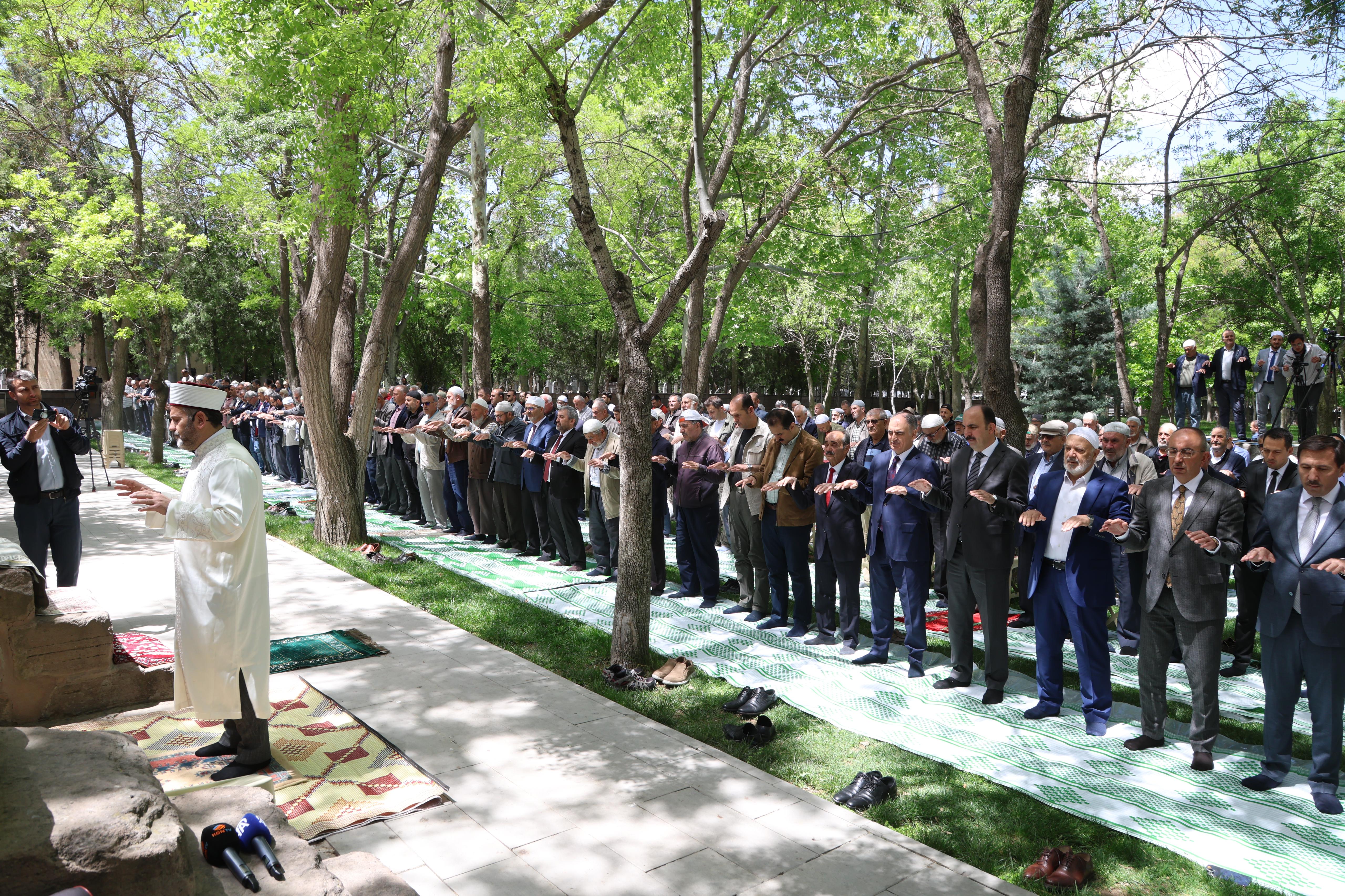 NAMAZGÂH’TA ELLER YAĞMUR İÇİN SEMAYA KALKTI