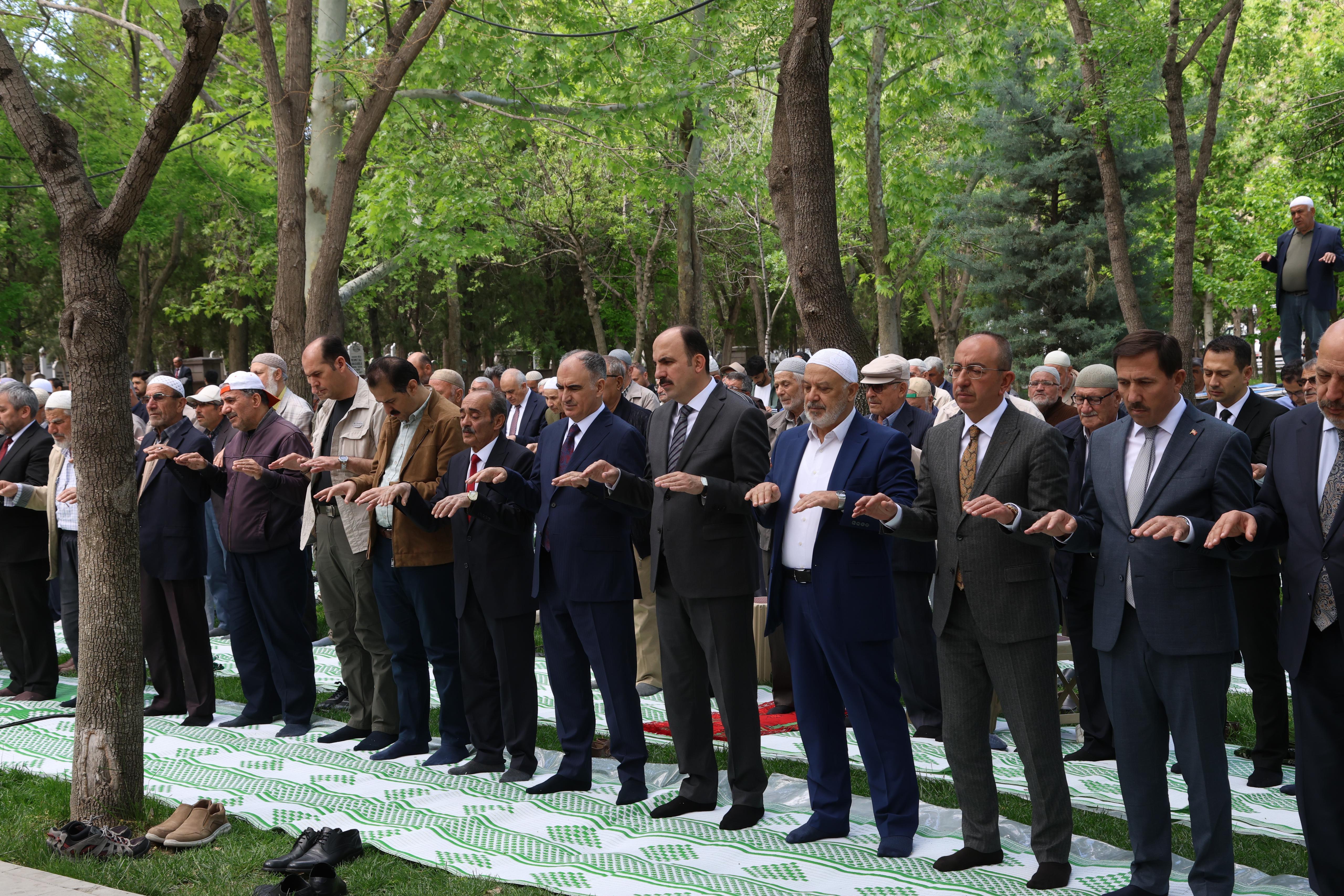 NAMAZGÂH’TA ELLER YAĞMUR İÇİN SEMAYA KALKTI