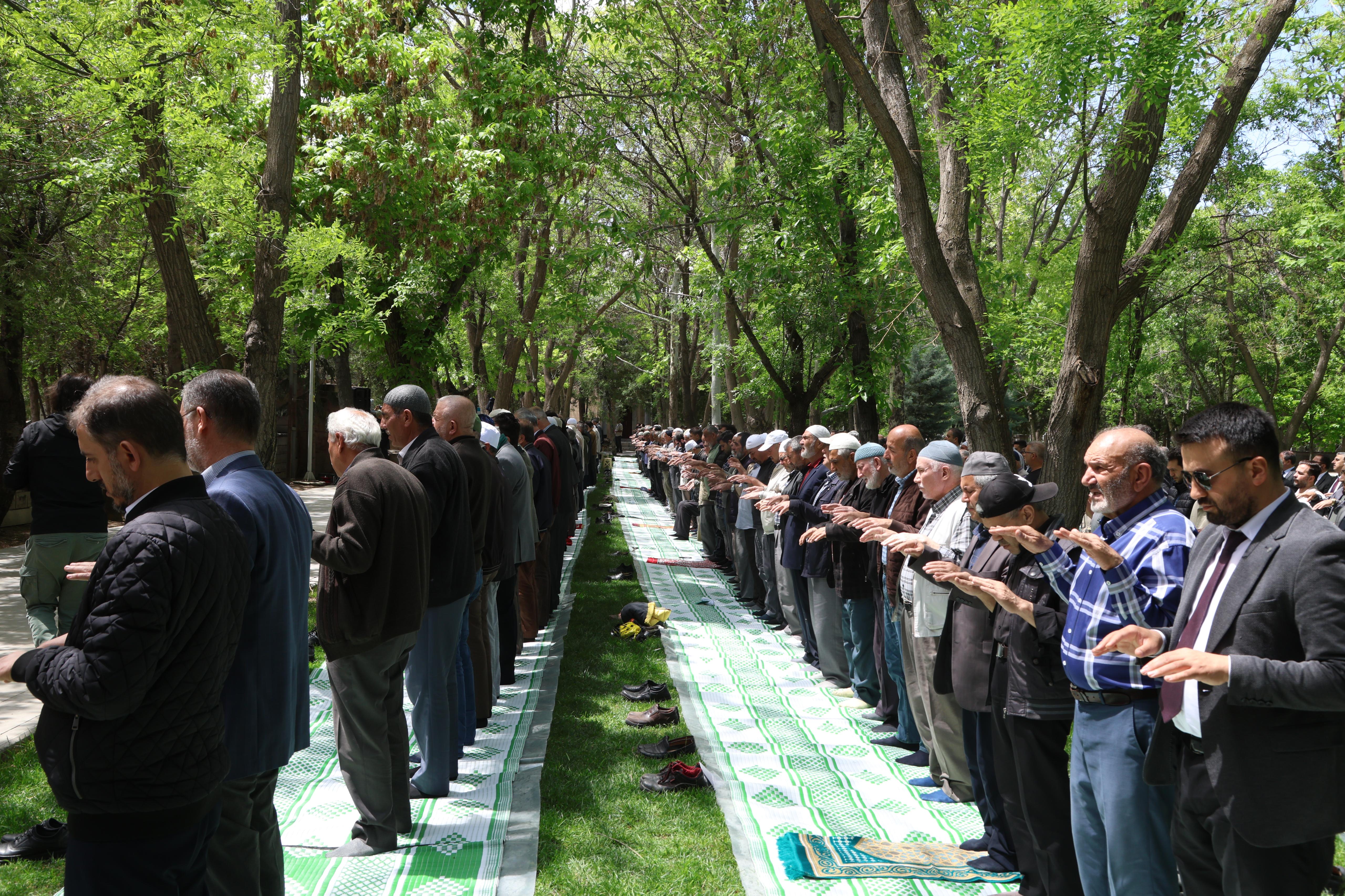 NAMAZGÂH’TA ELLER YAĞMUR İÇİN SEMAYA KALKTI