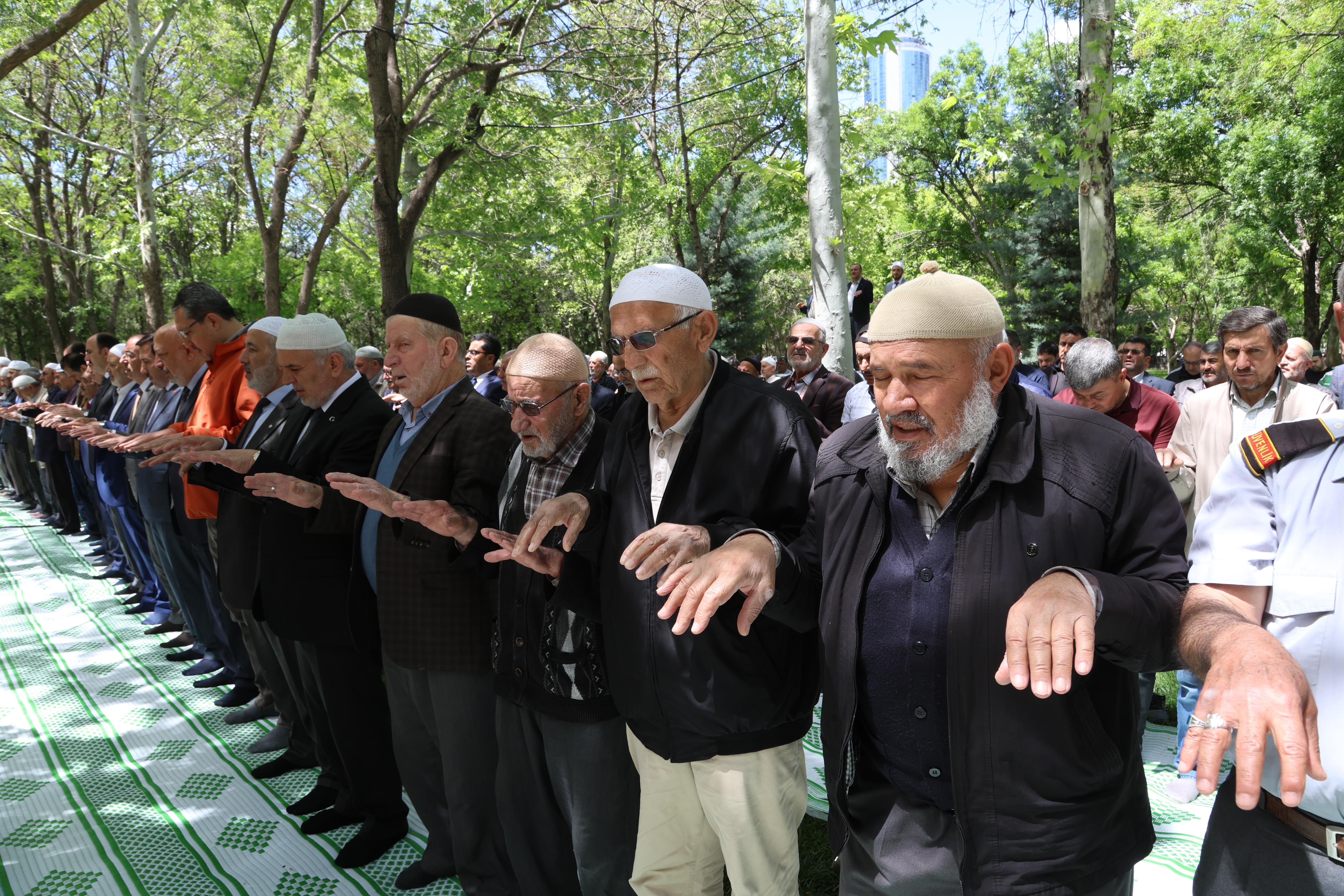 NAMAZGÂH’TA ELLER YAĞMUR İÇİN SEMAYA KALKTI