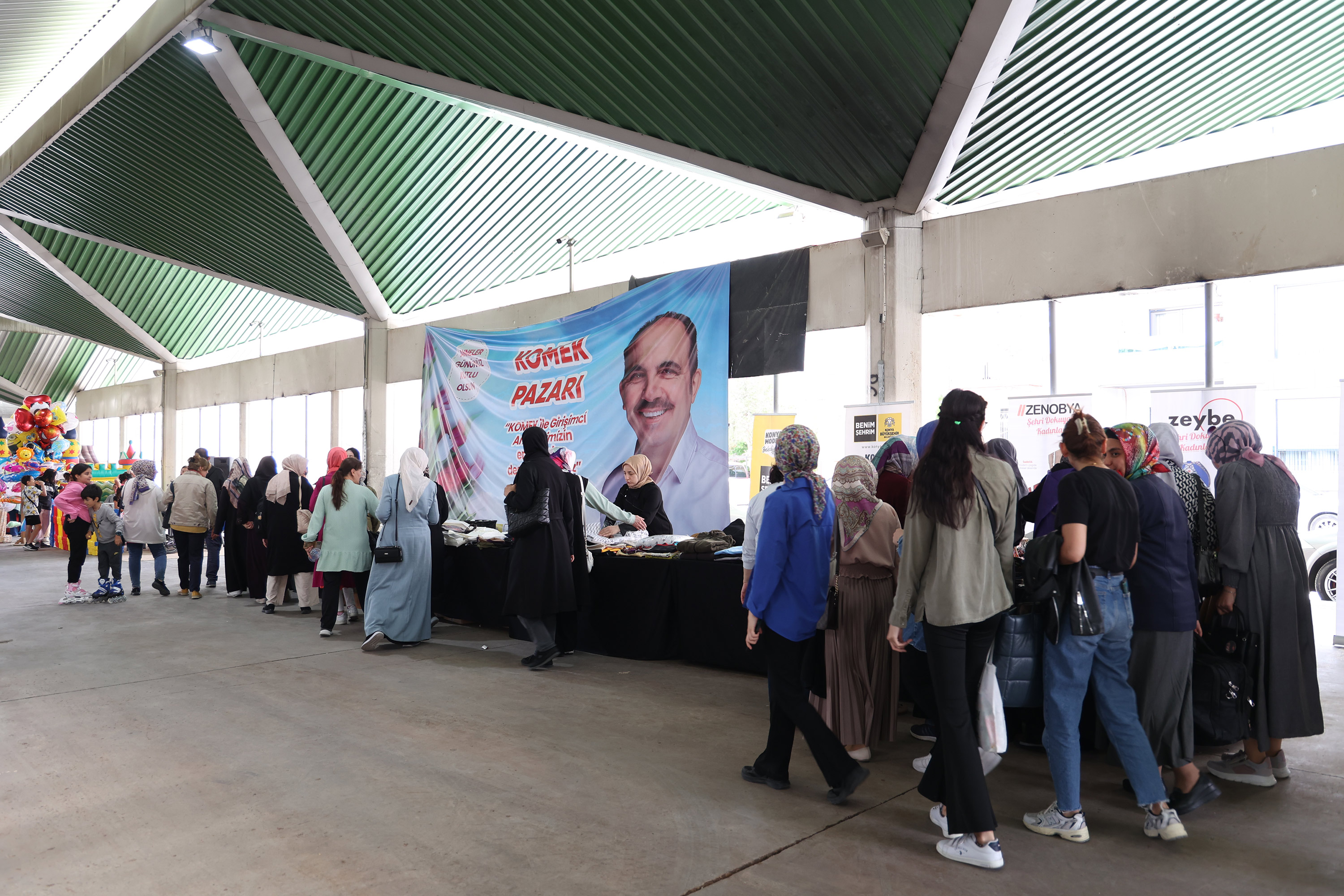 KOMEK PAZARI ANNELER GÜNÜ ETKİNLİĞİ KADIN KURSİYERLERİN EKONOMİSİNE DESTEK OLDU