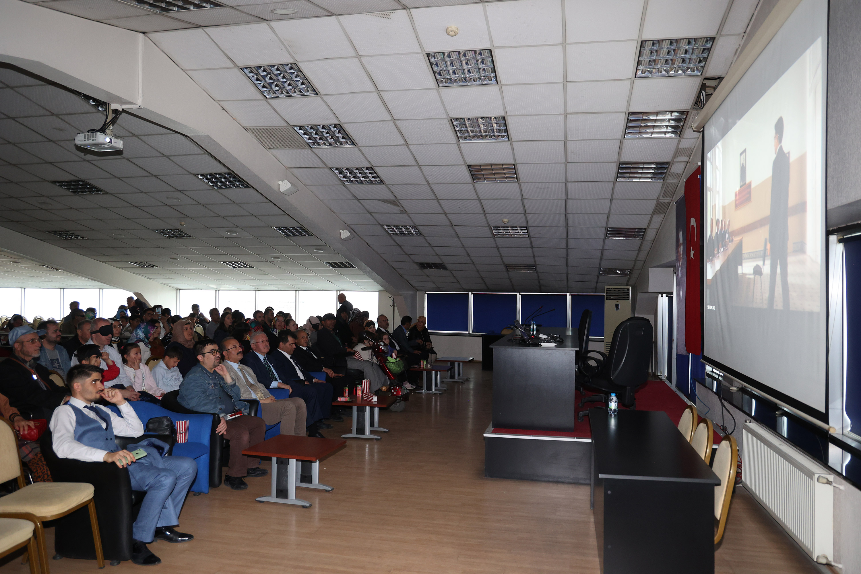 KONYA BÜYÜKŞEHİR’DEN GÖRME ENGELLİLER İÇİN SESLİ BETİMLEMELİ FİLM ETKİNLİĞİ