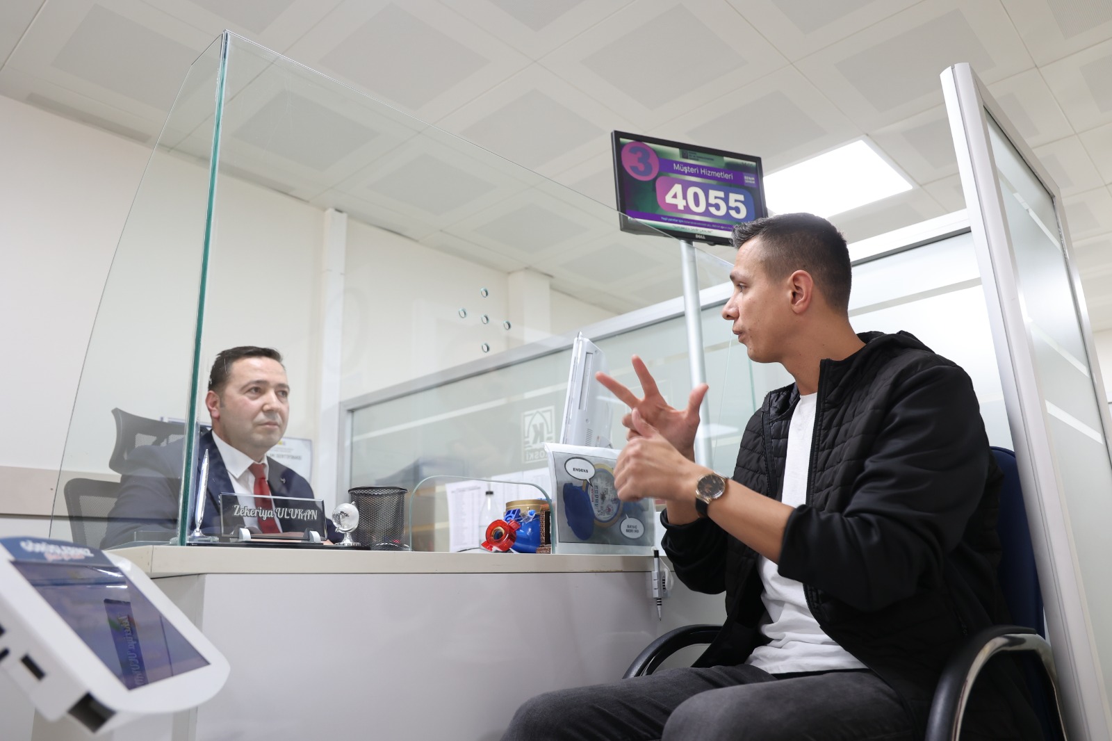 KOSKİ ÇALIŞANLARI ALDIKLARI EĞİTİMLE İŞİTME ENGELLİ ABONELERE İŞARET DİLİYLE DESTEK OLUYOR