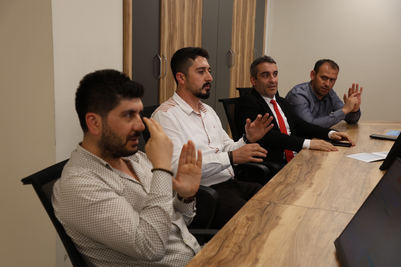KOSKİ ÇALIŞANLARI ALDIKLARI EĞİTİMLE İŞİTME ENGELLİ ABONELERE İŞARET DİLİYLE DESTEK OLUYOR