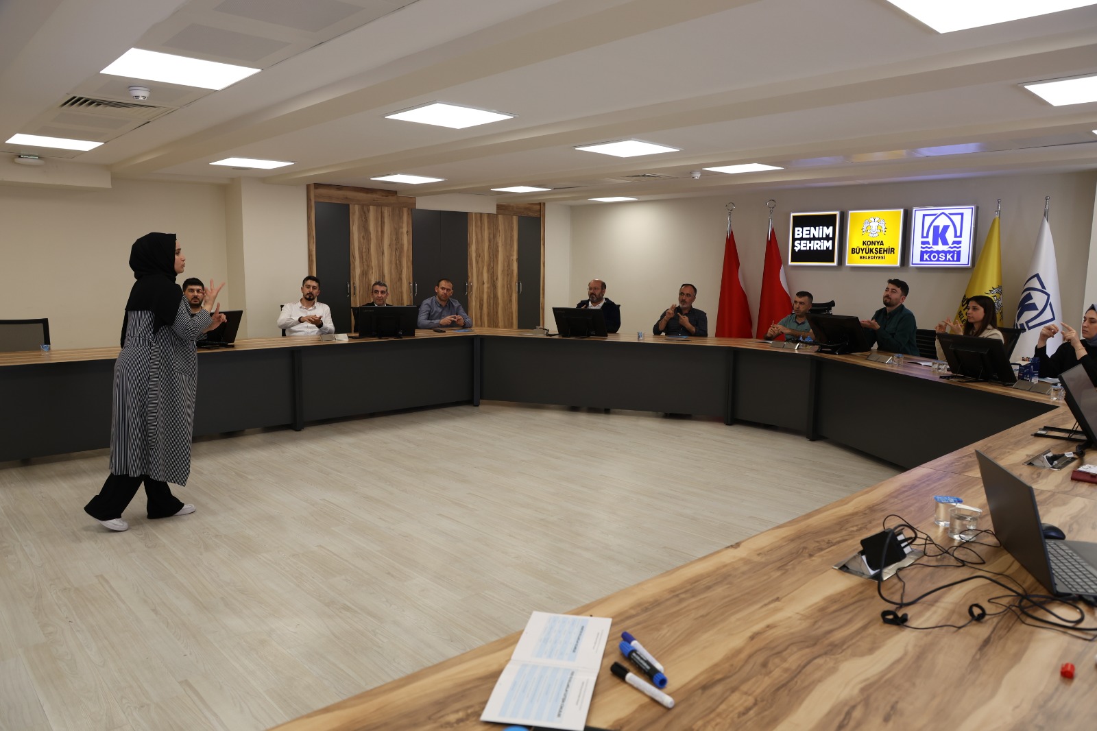 KOSKİ ÇALIŞANLARI ALDIKLARI EĞİTİMLE İŞİTME ENGELLİ ABONELERE İŞARET DİLİYLE DESTEK OLUYOR