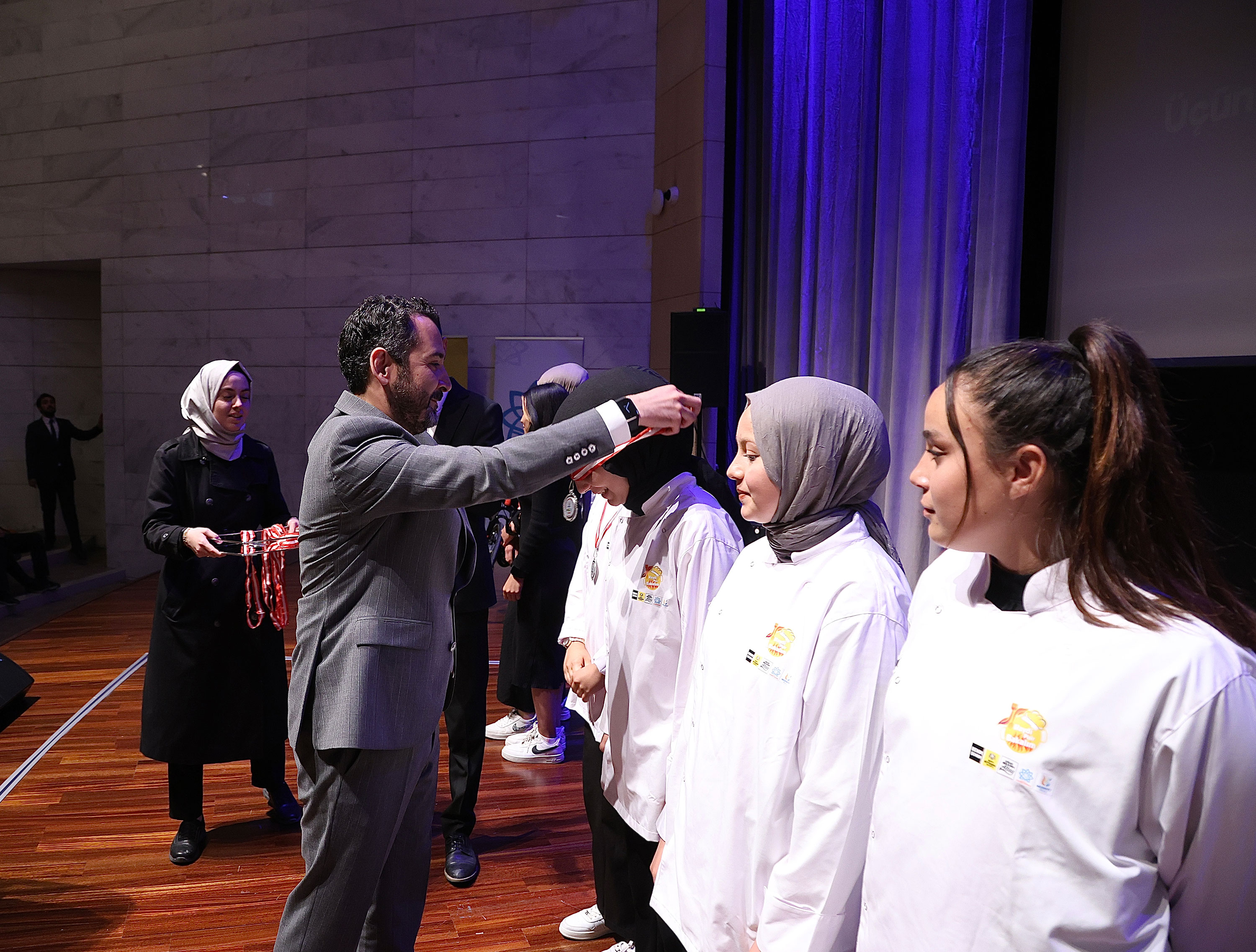 KONYA BÜYÜKŞEHİR’İN YARIŞMALARINDA BAŞARI GÖSTEREN ÖĞRENCİLERE ÖDÜLLERİ VERİLDİ