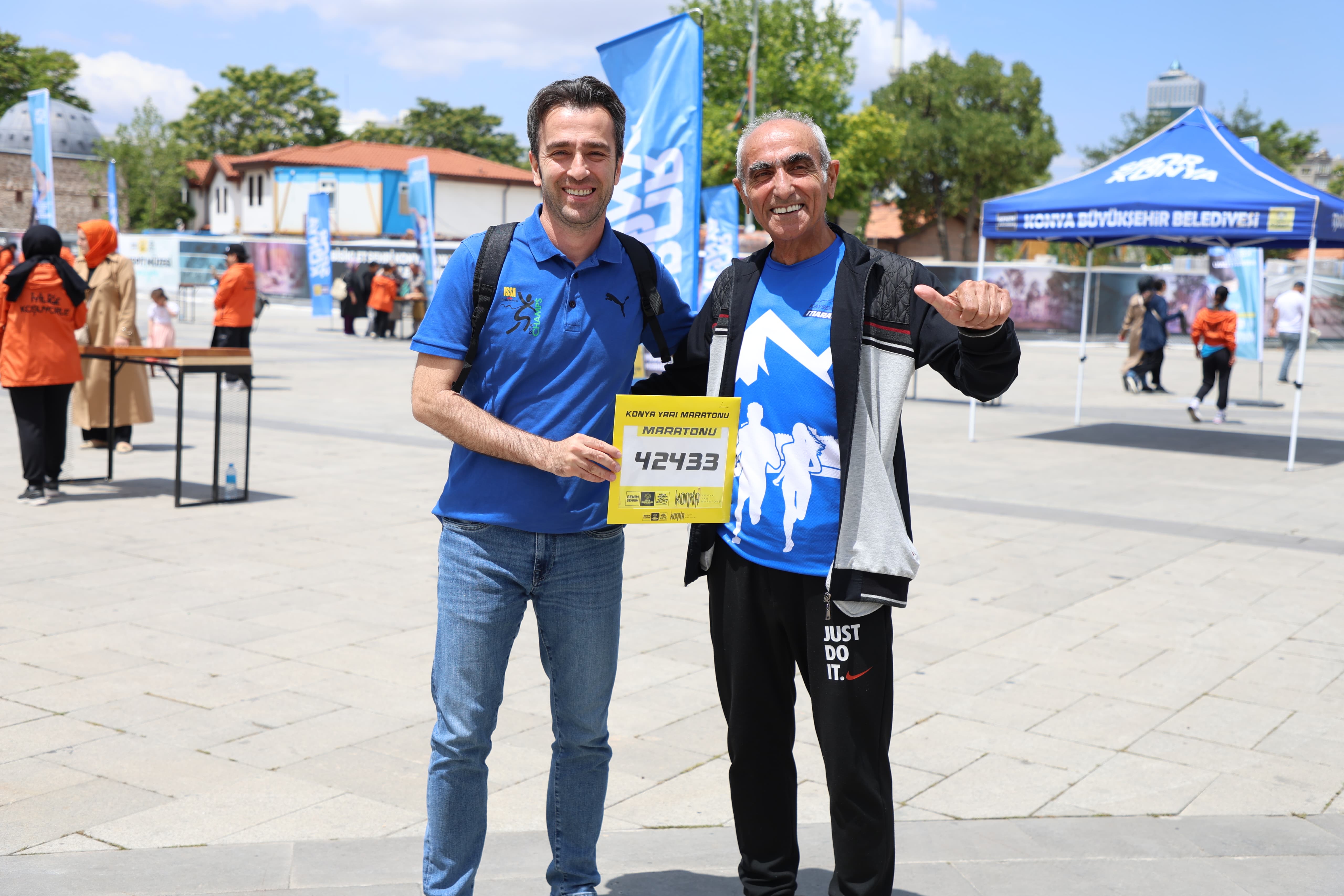 3. ULUSLARARASI KONYA YARI MARATONU İÇİN KİT DAĞITIMI YAPILIYOR