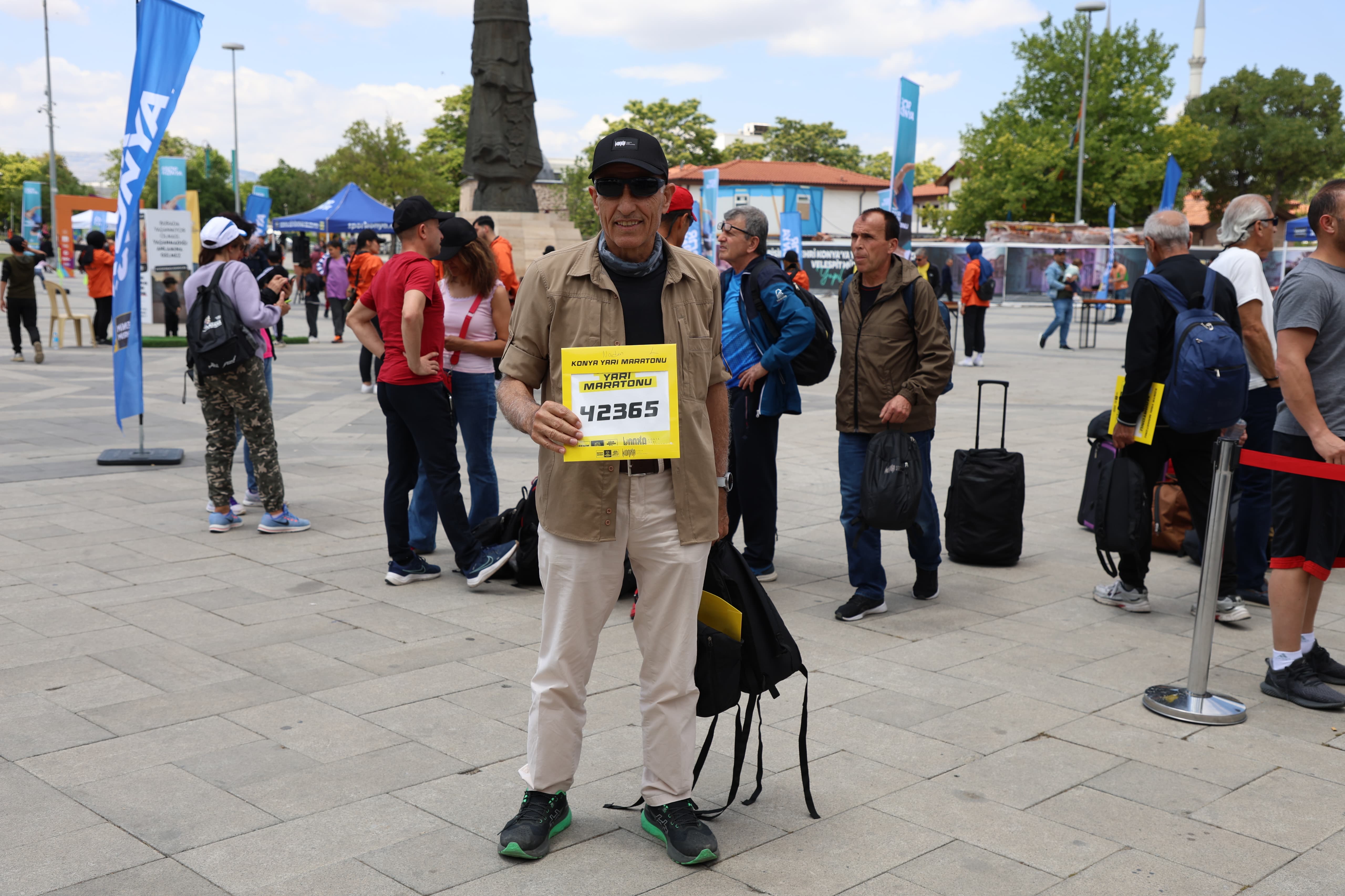 3. ULUSLARARASI KONYA YARI MARATONU İÇİN KİT DAĞITIMI YAPILIYOR