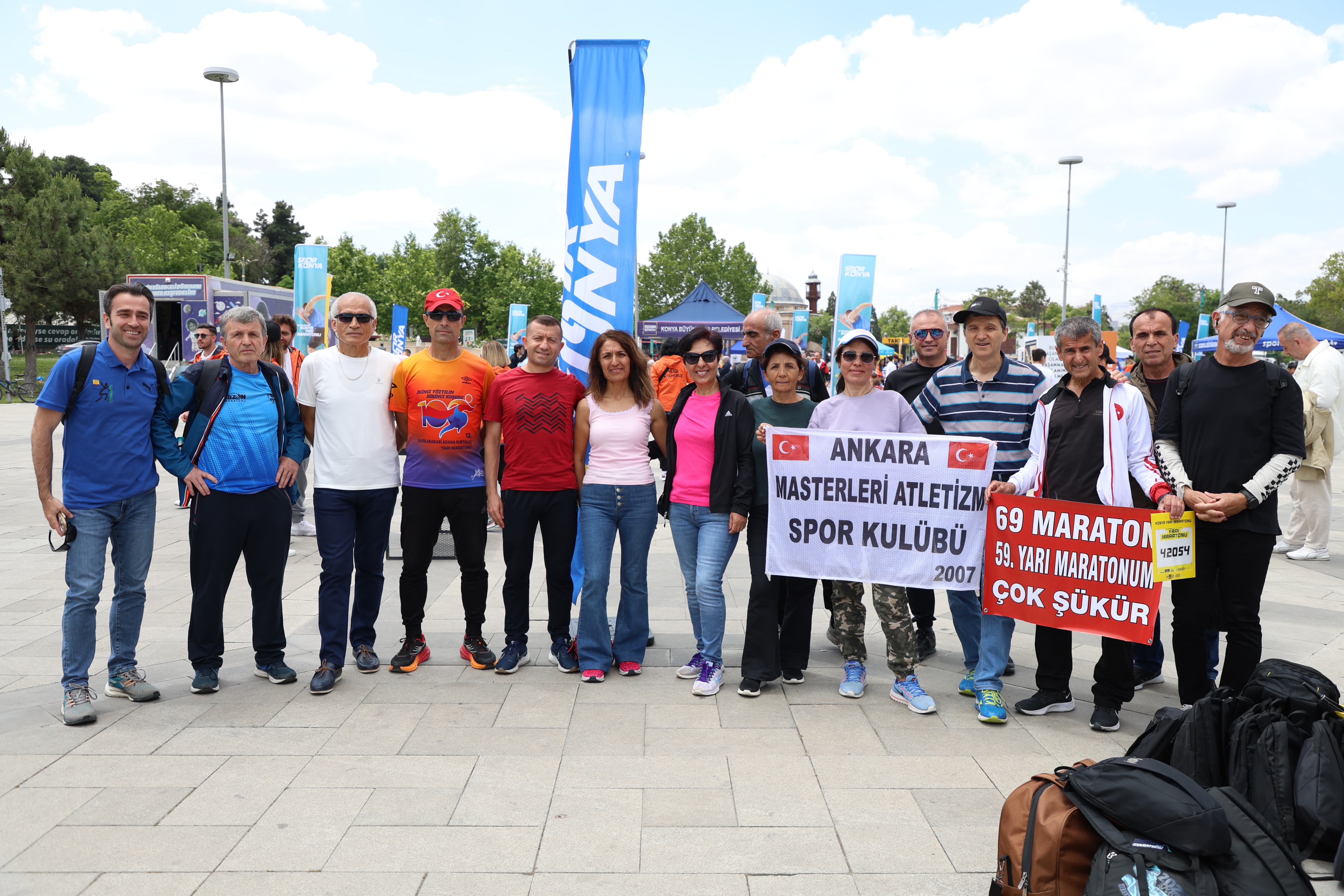 3. ULUSLARARASI KONYA YARI MARATONU İÇİN KİT DAĞITIMI YAPILIYOR