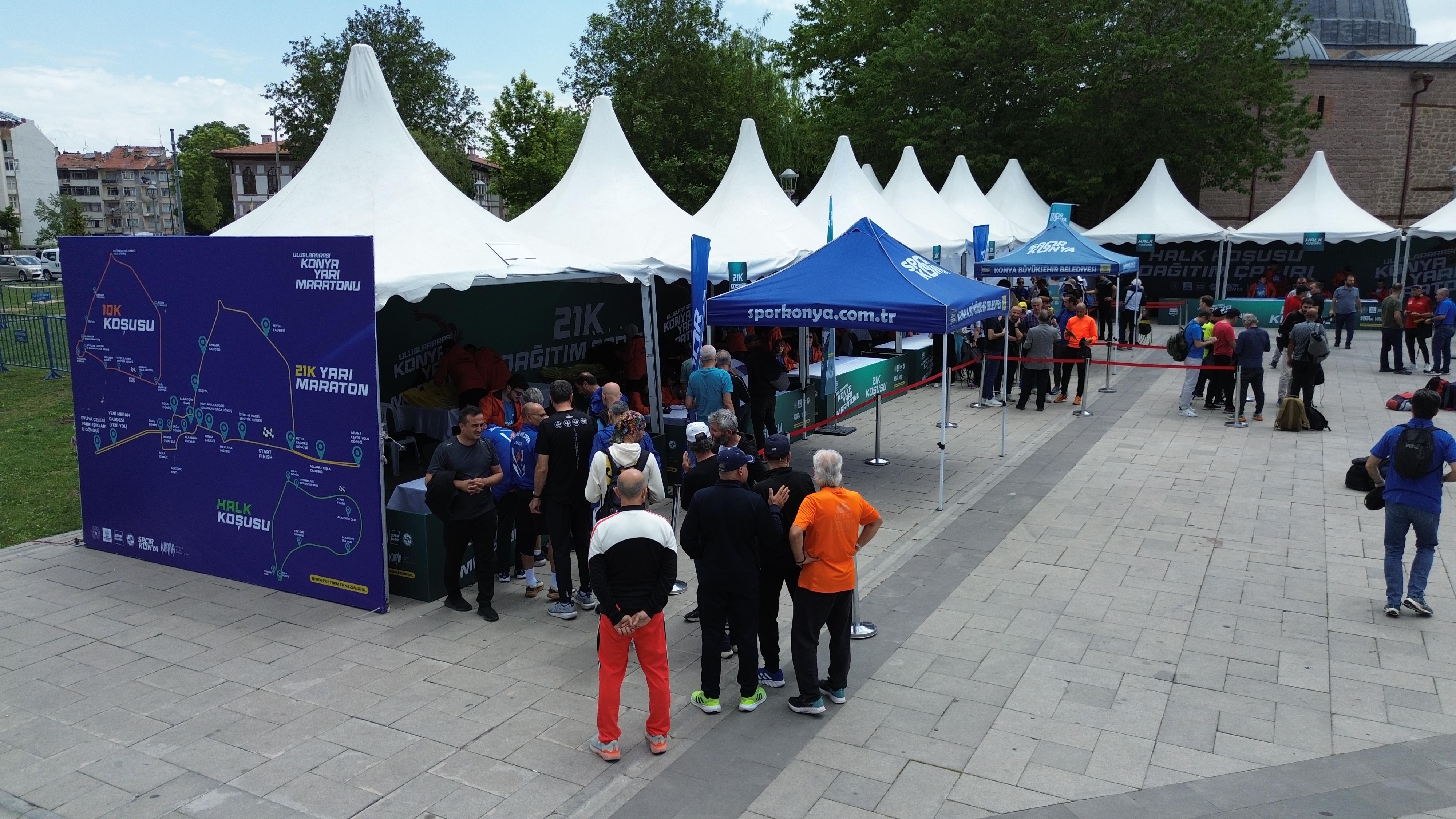 3. ULUSLARARASI KONYA YARI MARATONU İÇİN KİT DAĞITIMI YAPILIYOR
