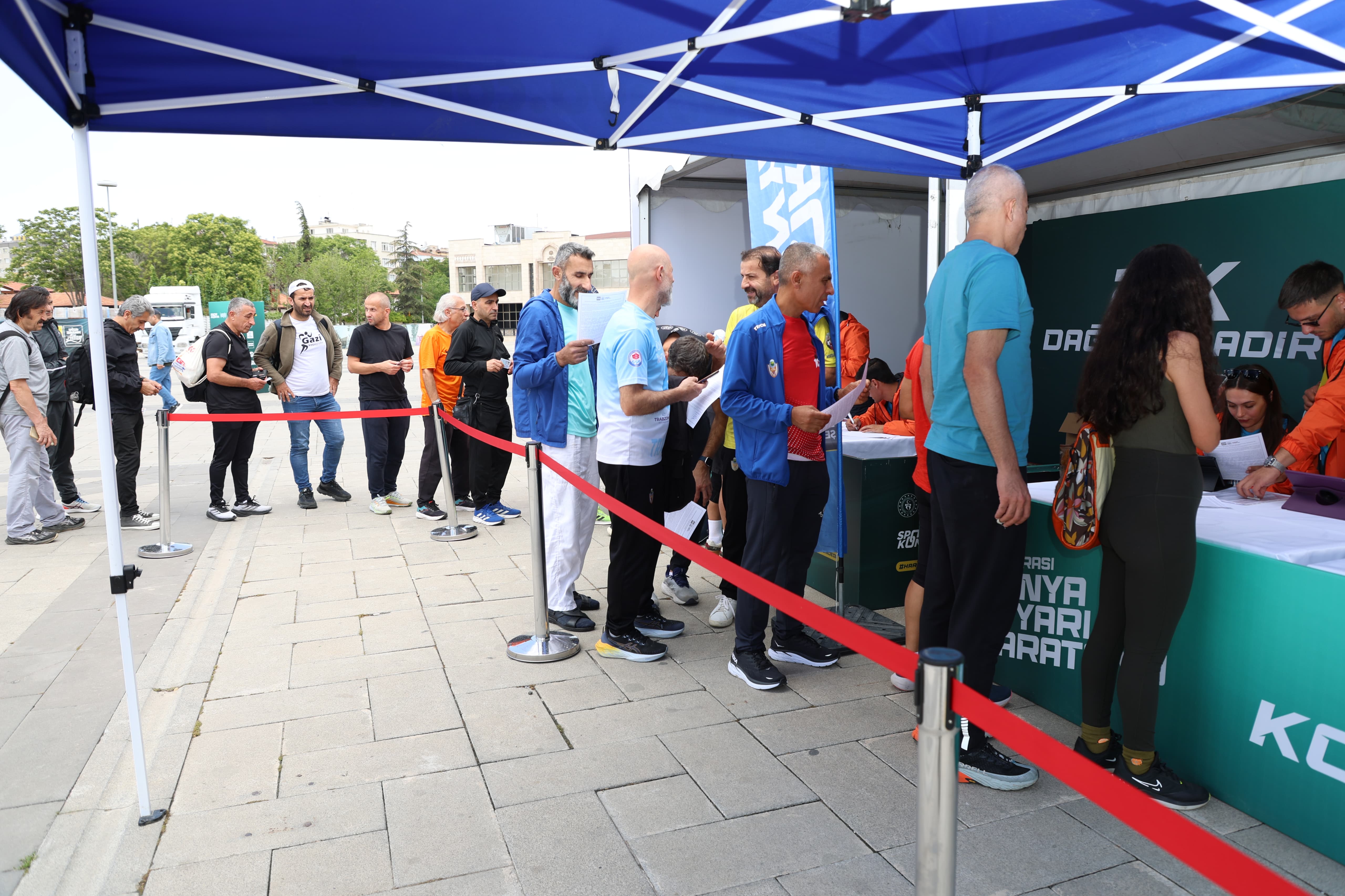 3. ULUSLARARASI KONYA YARI MARATONU İÇİN KİT DAĞITIMI YAPILIYOR