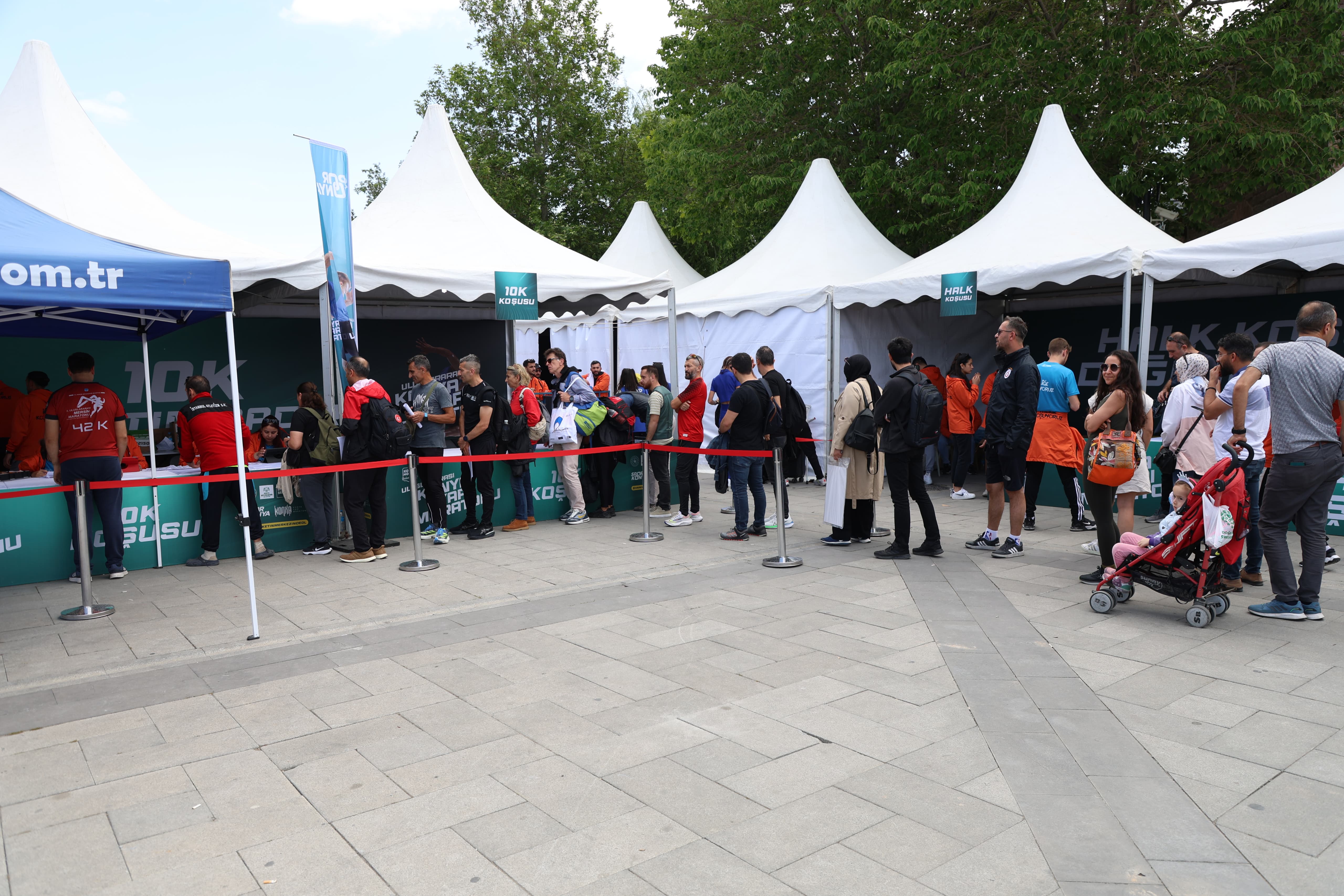 3. ULUSLARARASI KONYA YARI MARATONU İÇİN KİT DAĞITIMI YAPILIYOR