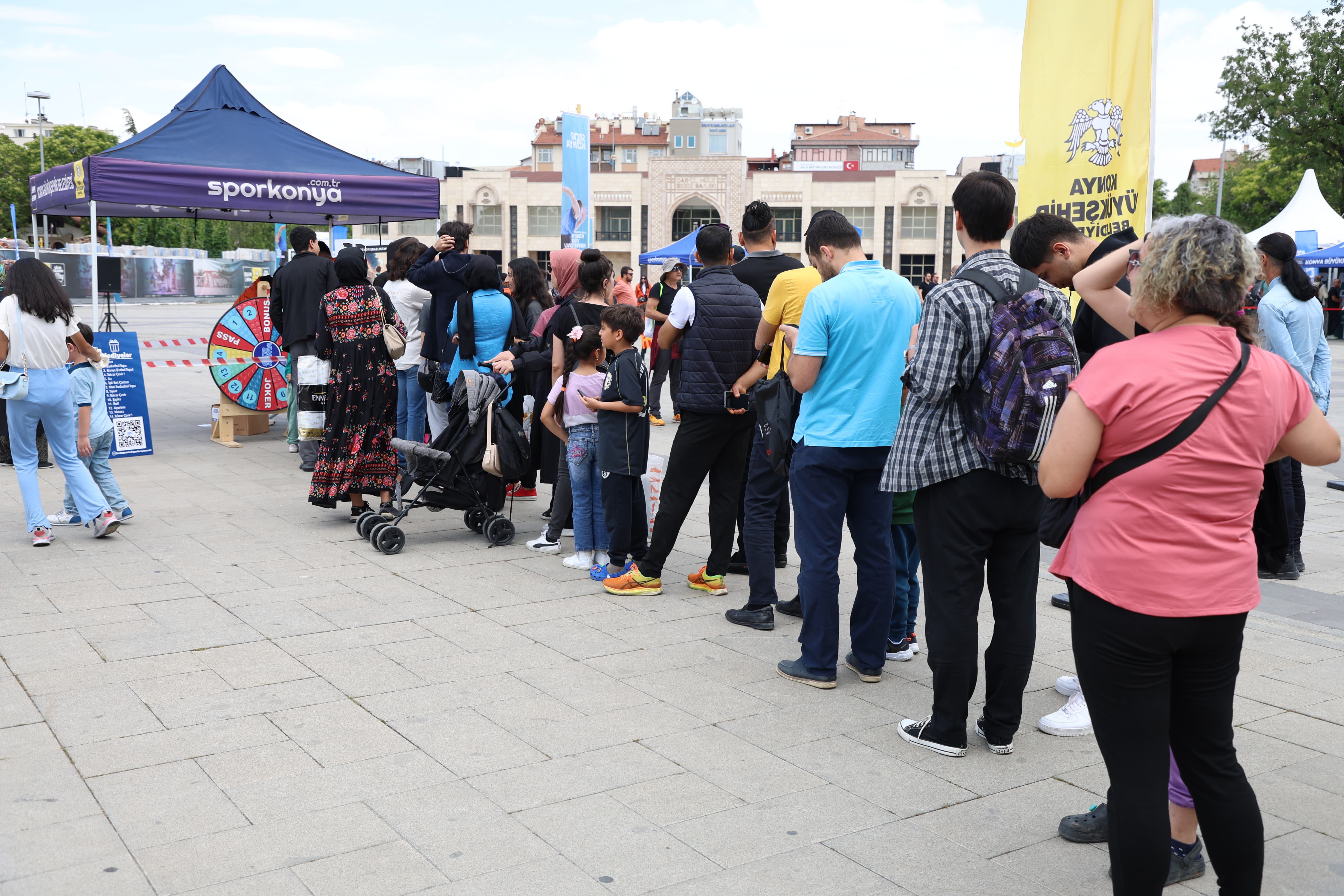 3. ULUSLARARASI KONYA YARI MARATONU İÇİN KİT DAĞITIMI YAPILIYOR