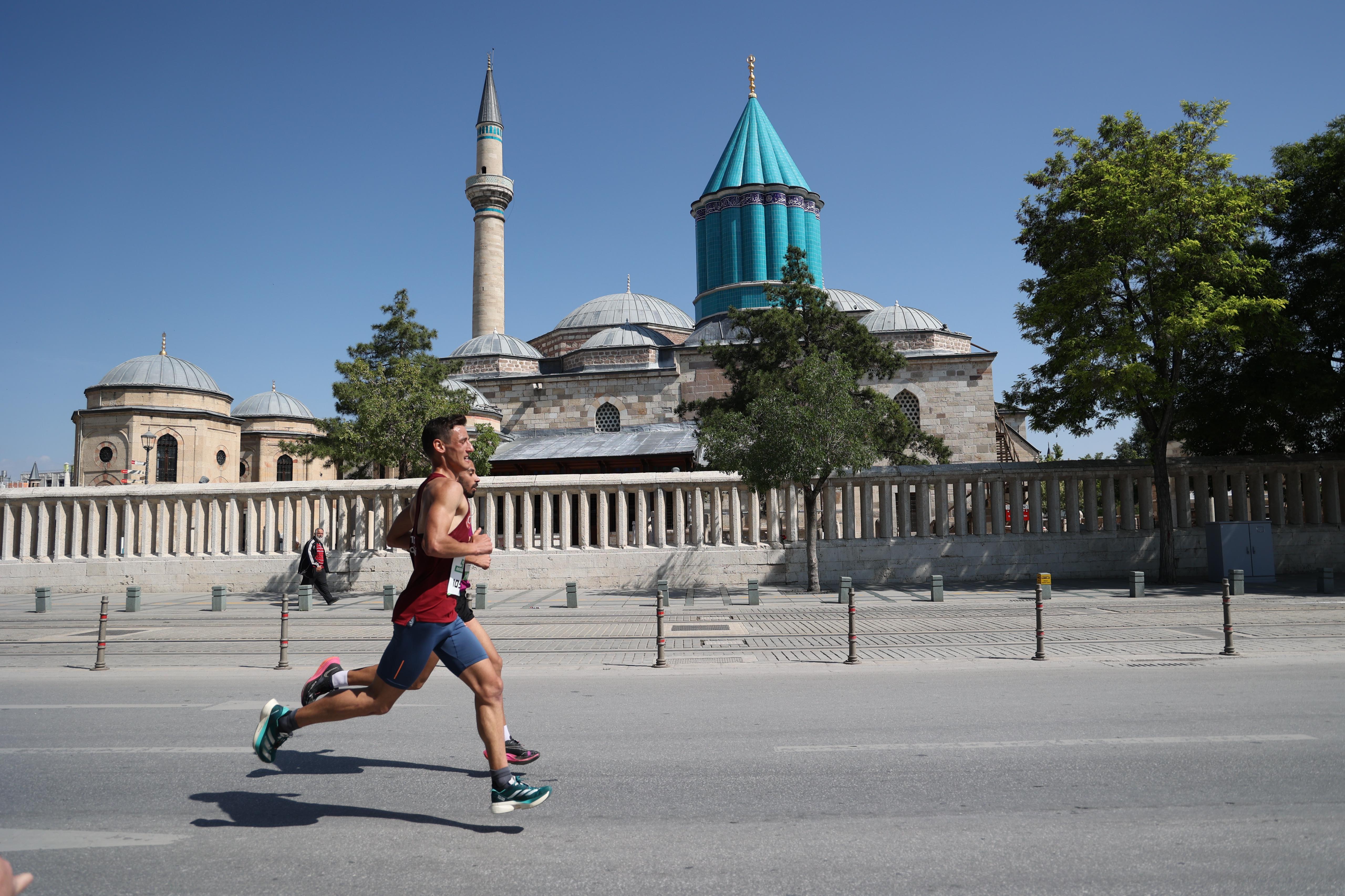 3. ULUSLARARASI KONYA YARI MARATONU BÜYÜK BİR COŞKUYLA KOŞULDU