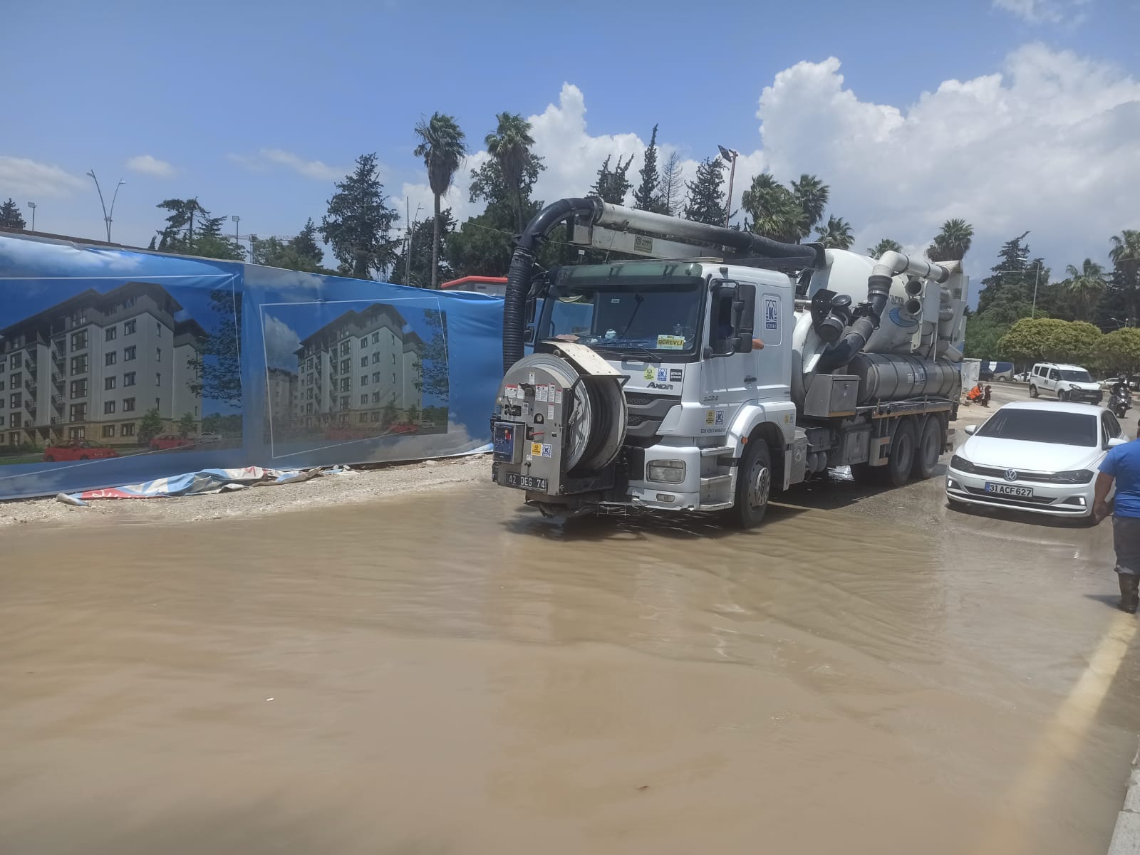 KONYA BÜYÜKŞEHİR EKİPLERİ HATAY’DA SEL VE SU BASKINLARINA MÜDAHALE EDİYOR