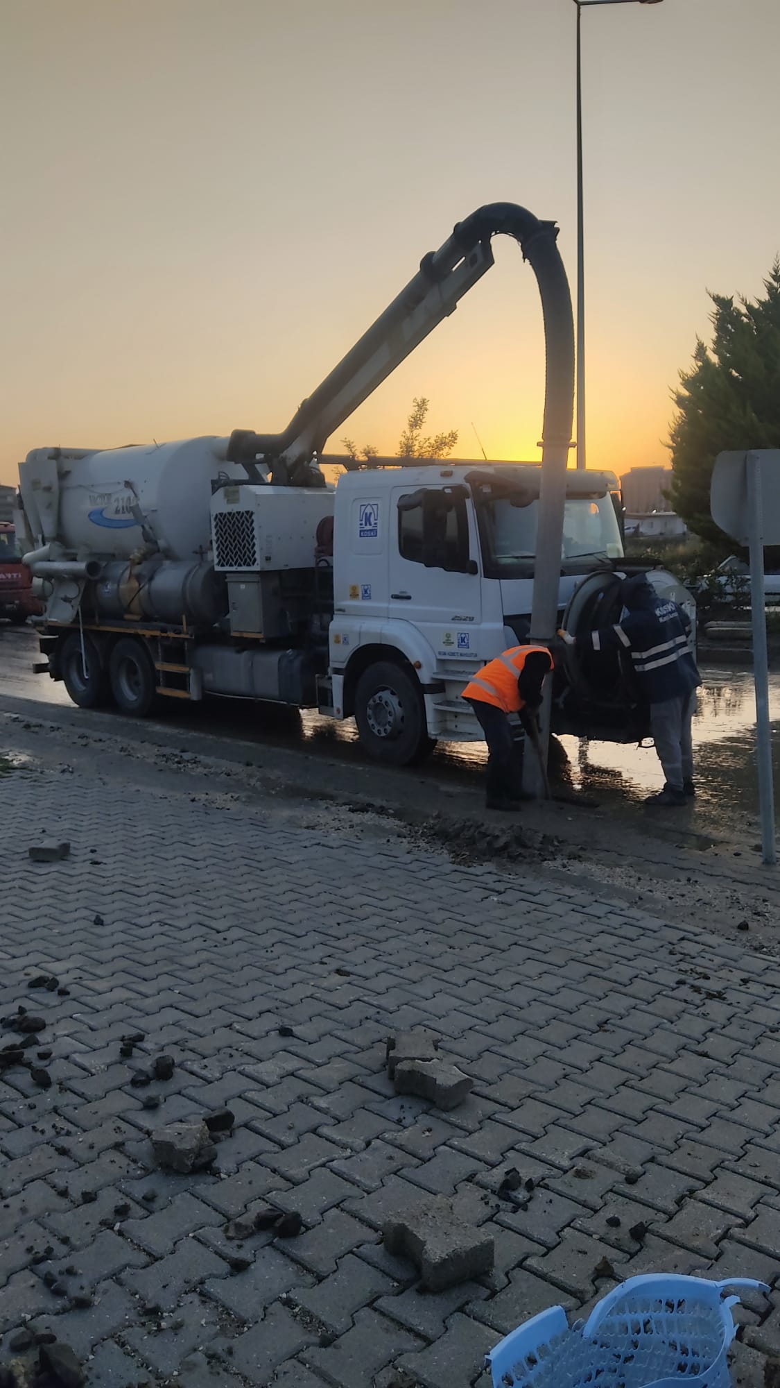 KONYA BÜYÜKŞEHİR EKİPLERİ HATAY’DA SEL VE SU BASKINLARINA MÜDAHALE EDİYOR