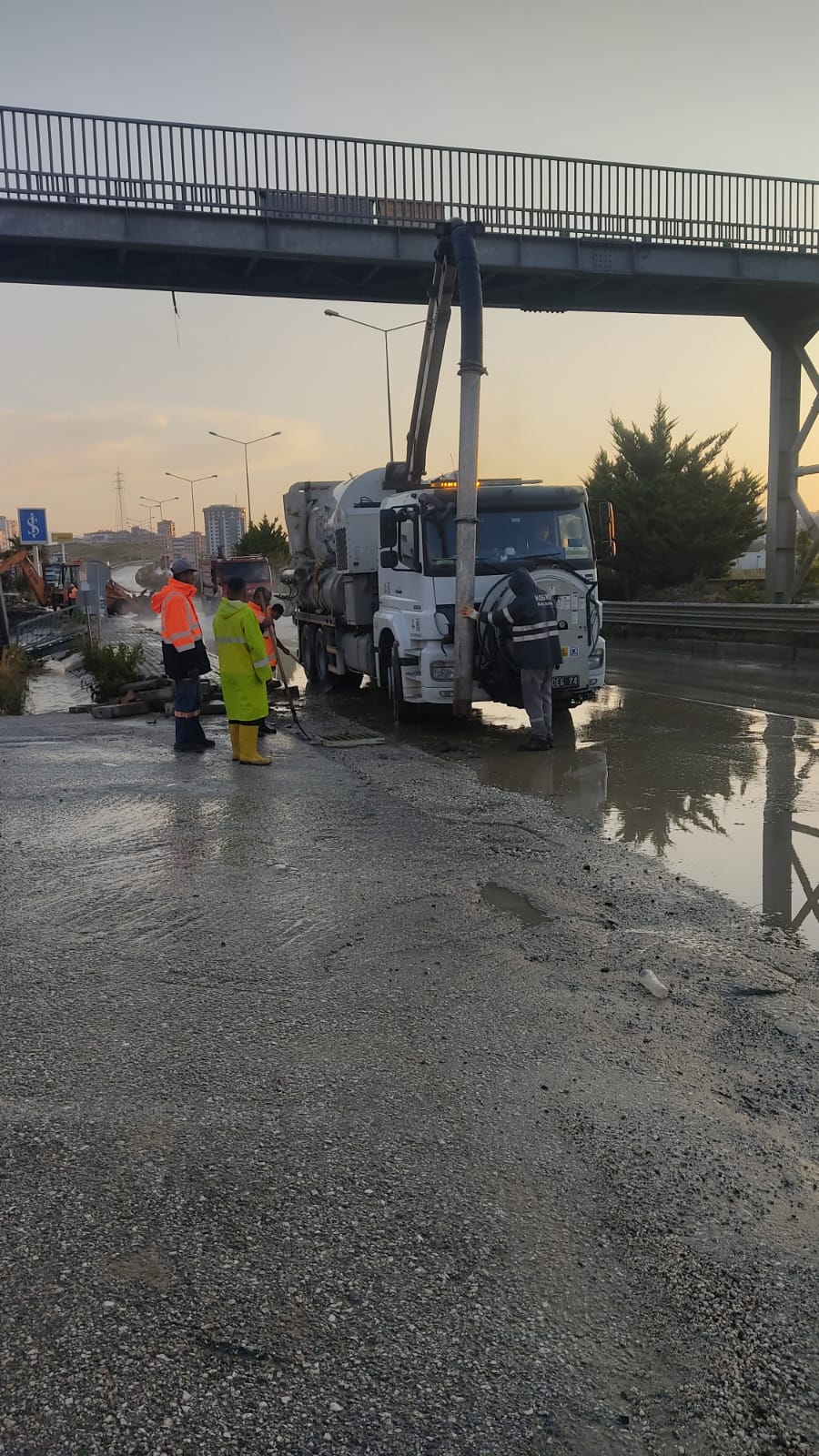 KONYA BÜYÜKŞEHİR EKİPLERİ HATAY’DA SEL VE SU BASKINLARINA MÜDAHALE EDİYOR