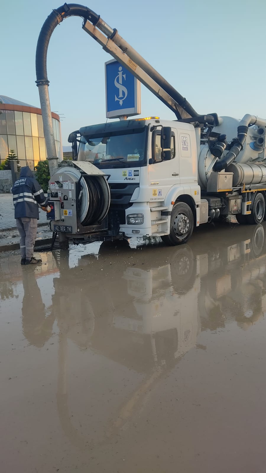 KONYA BÜYÜKŞEHİR EKİPLERİ HATAY’DA SEL VE SU BASKINLARINA MÜDAHALE EDİYOR