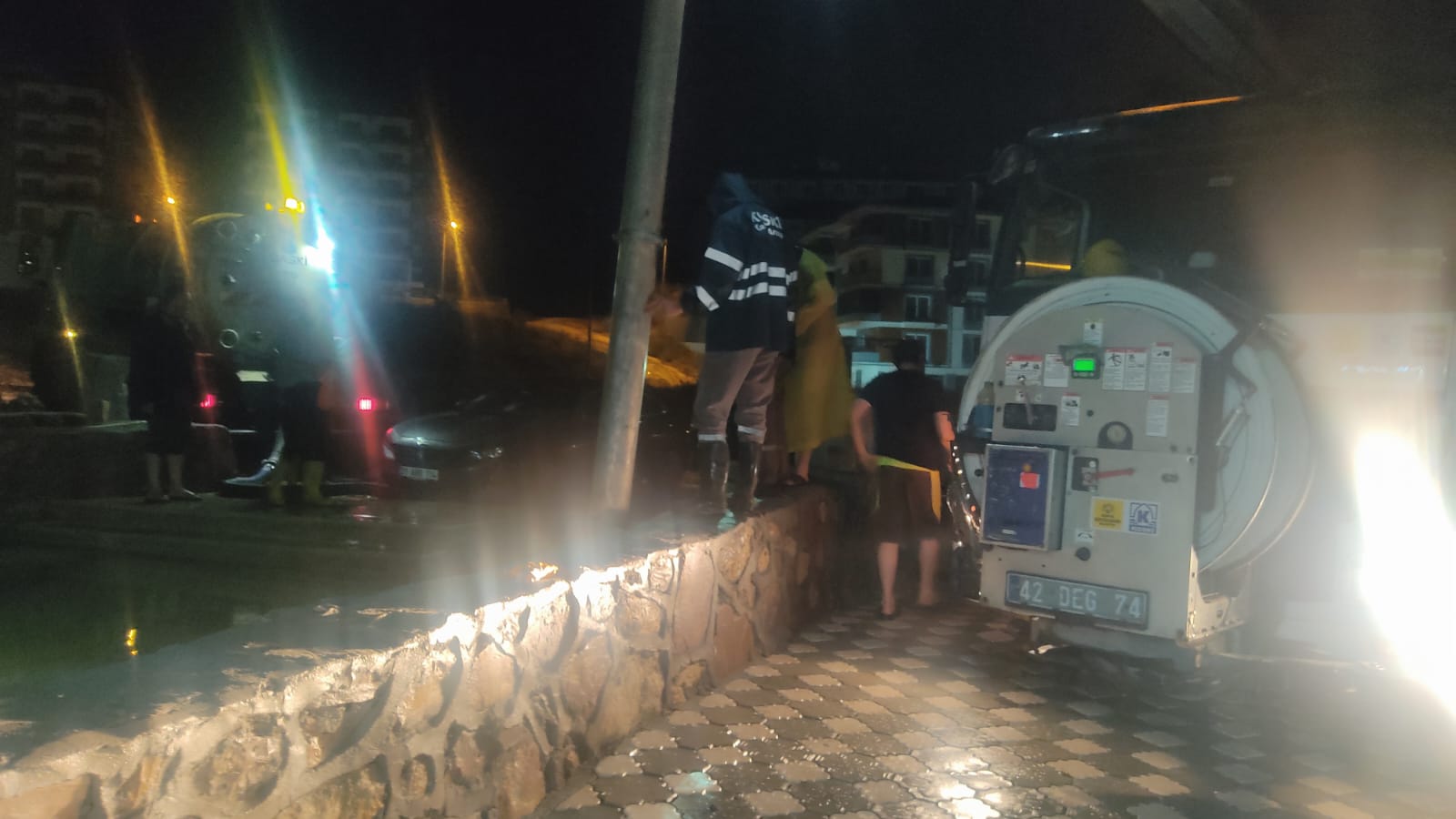 KONYA BÜYÜKŞEHİR EKİPLERİ HATAY’DA SEL VE SU BASKINLARINA MÜDAHALE EDİYOR