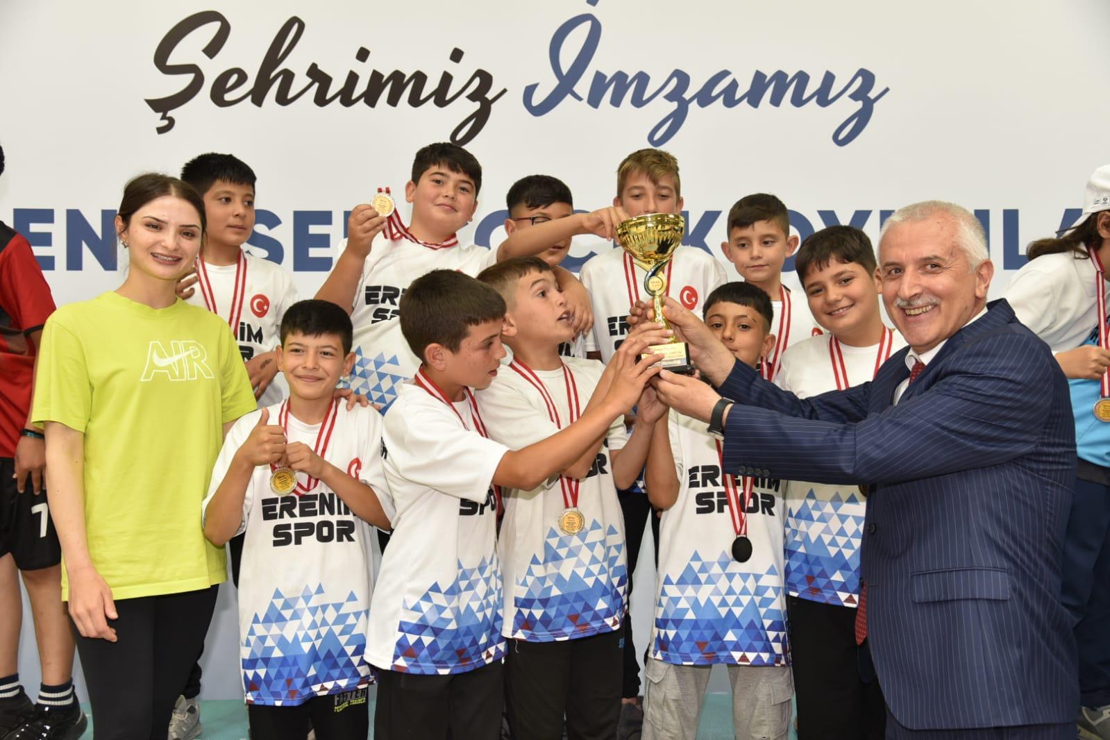 KONYA BÜYÜKŞEHİR’İN GELENEKSEL ÇOCUK OYUNLARI İL FİNALİ BÜYÜK HEYECANA SAHNE OLDU