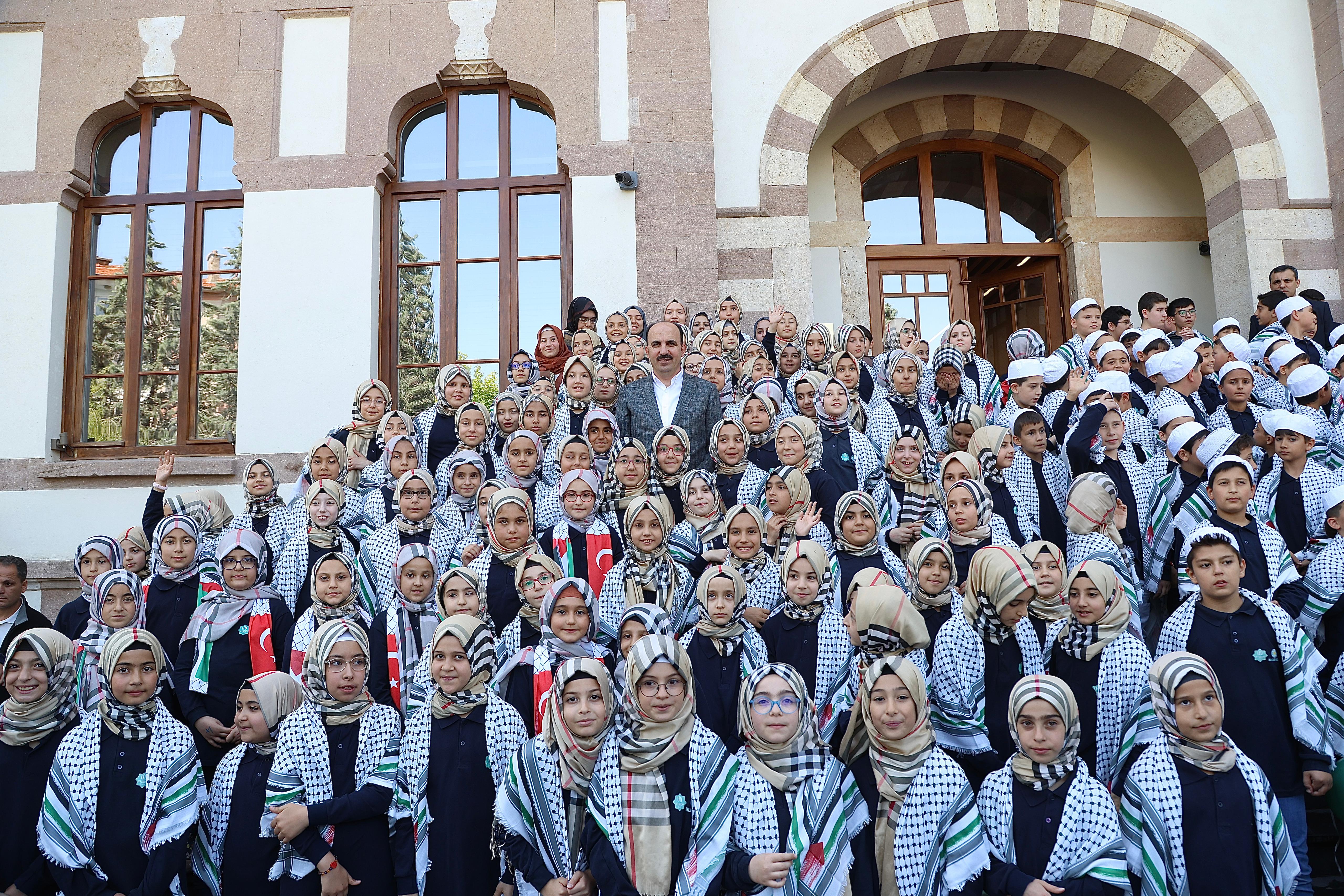 BİLGEHANE HAFIZLIK ÖĞRENCİLERİYLE BULUŞAN BAŞKAN ALTAY: “BU GÜZELLİK EN ÇOK KONYA’YA YAKIŞIYOR”