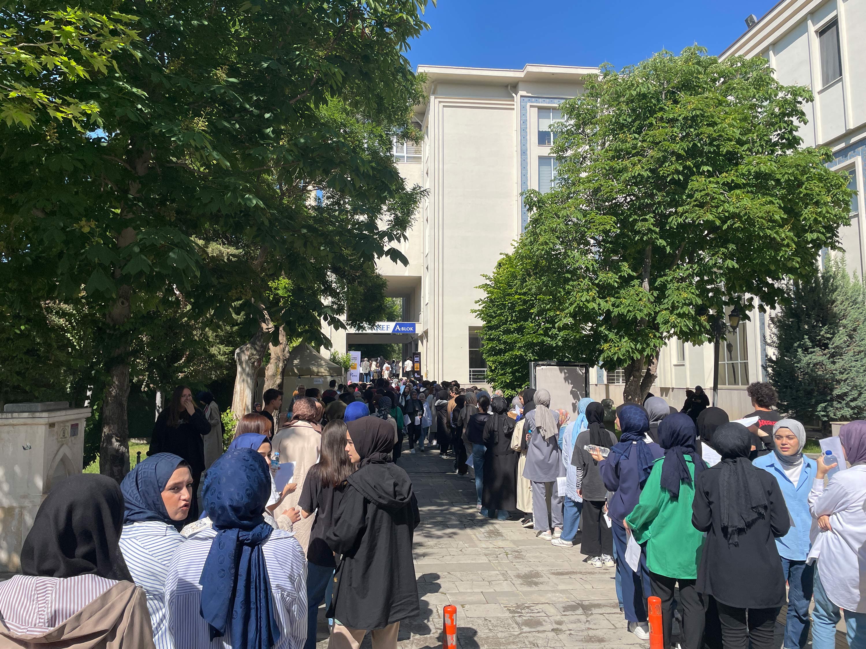 LİSE MEDENİYET AKADEMİSİ ÖĞRENCİLERİ YKS PROVASINDA TER DÖKTÜ