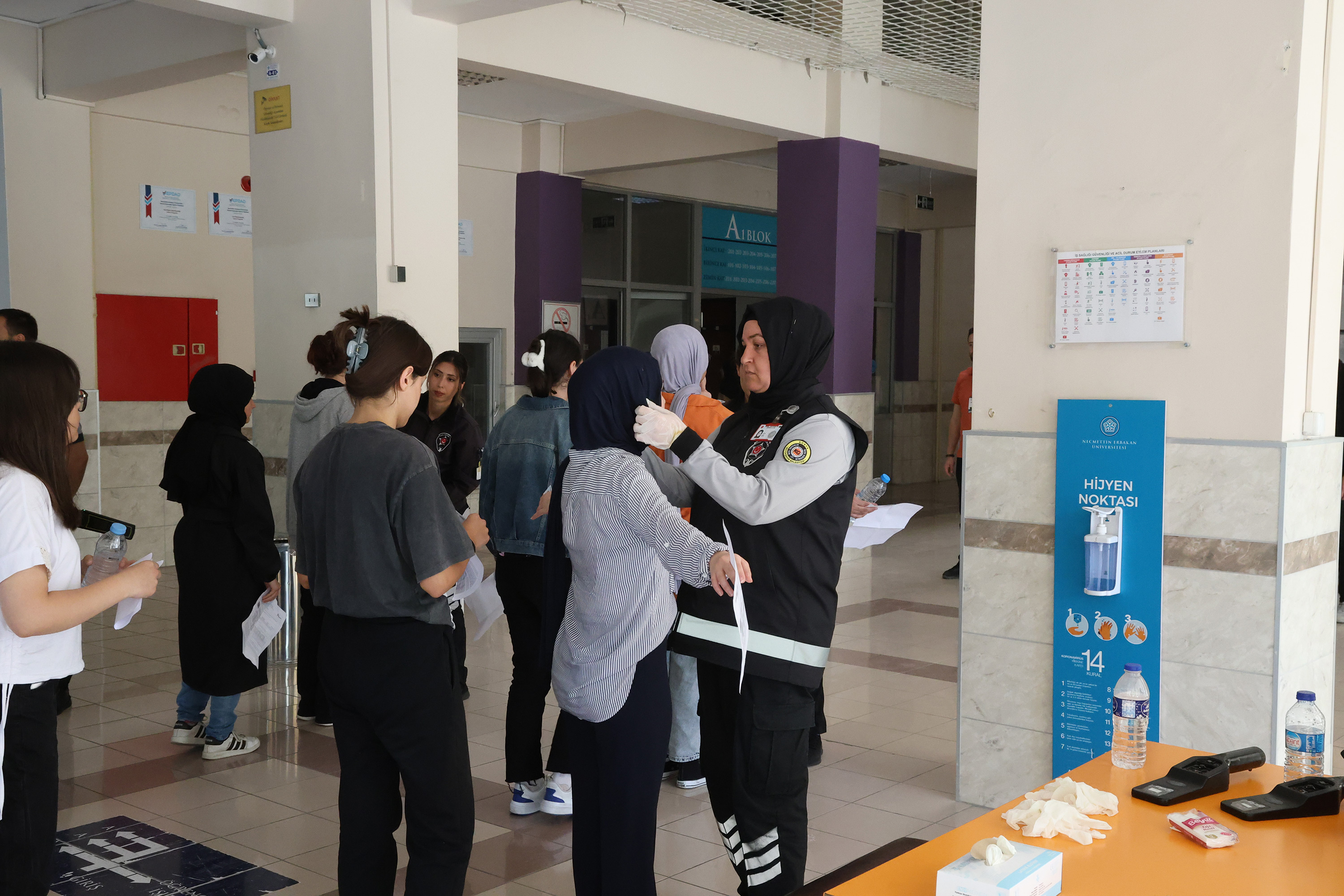 LİSE MEDENİYET AKADEMİSİ ÖĞRENCİLERİ YKS PROVASINDA TER DÖKTÜ
