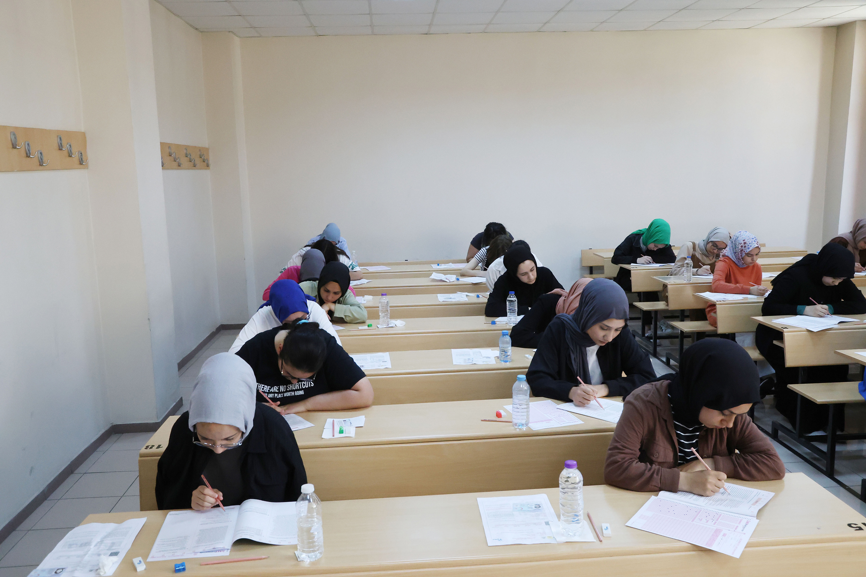 LİSE MEDENİYET AKADEMİSİ ÖĞRENCİLERİ YKS PROVASINDA TER DÖKTÜ