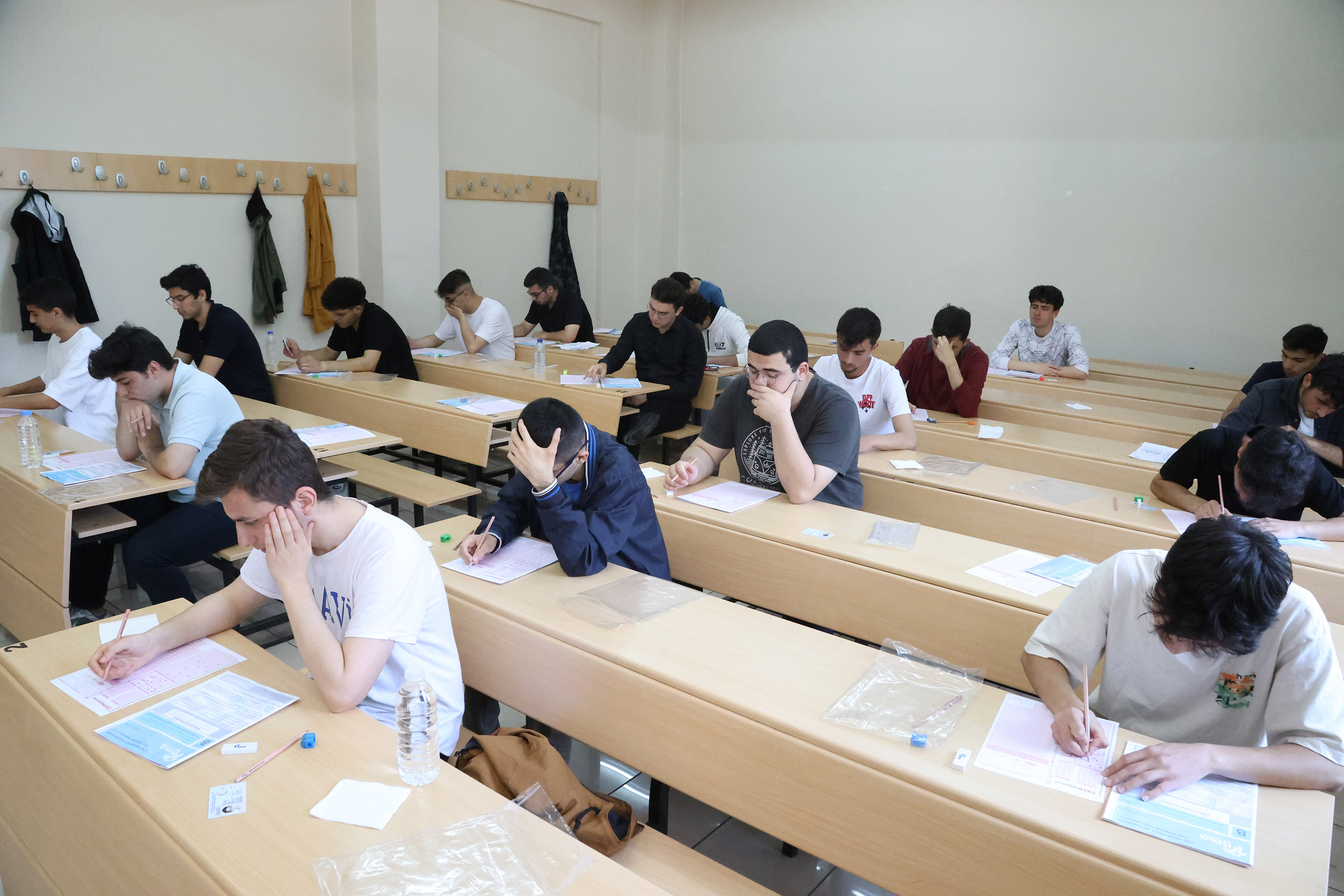 LİSE MEDENİYET AKADEMİSİ ÖĞRENCİLERİ YKS PROVASINDA TER DÖKTÜ
