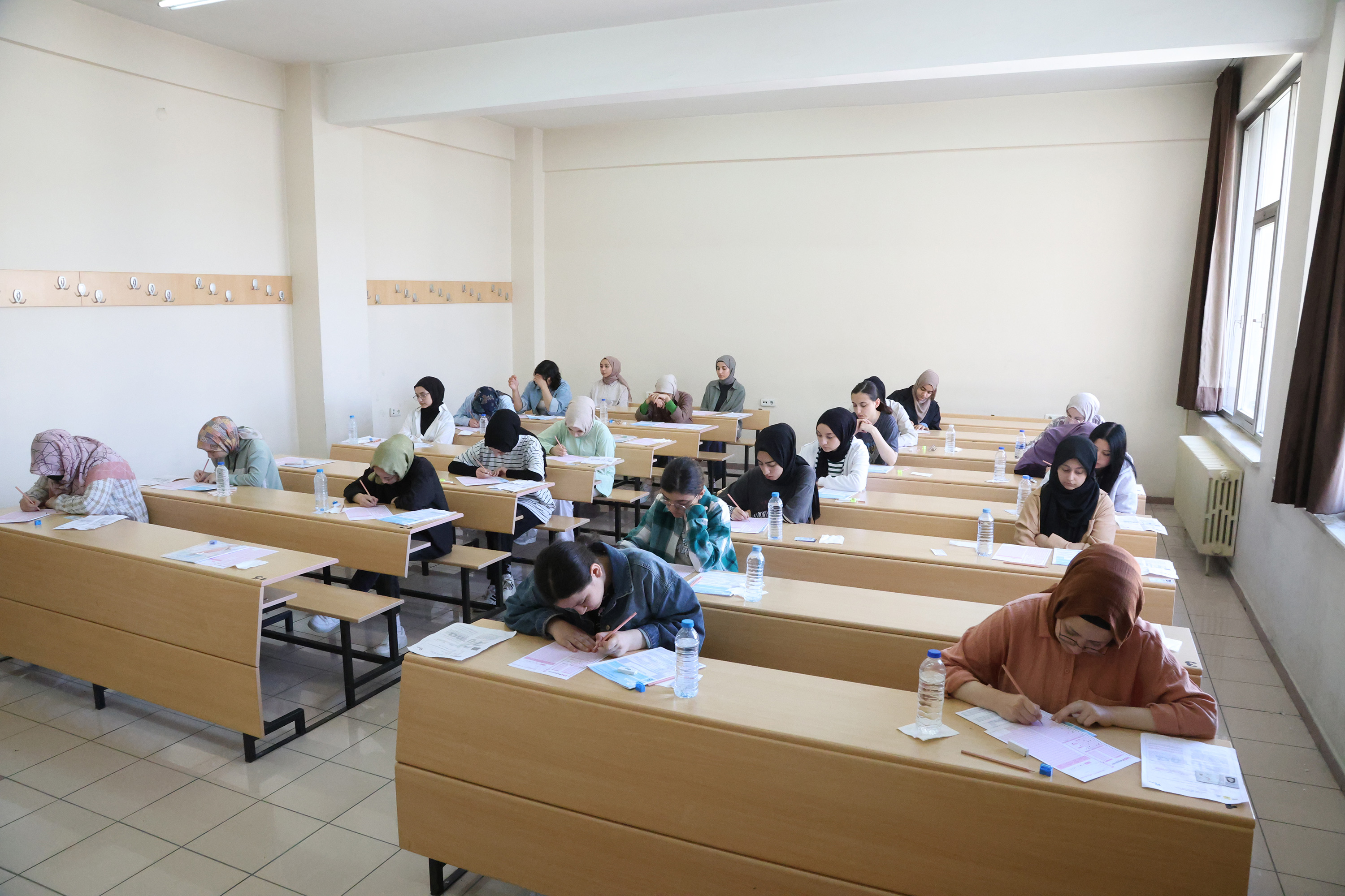 LİSE MEDENİYET AKADEMİSİ ÖĞRENCİLERİ YKS PROVASINDA TER DÖKTÜ
