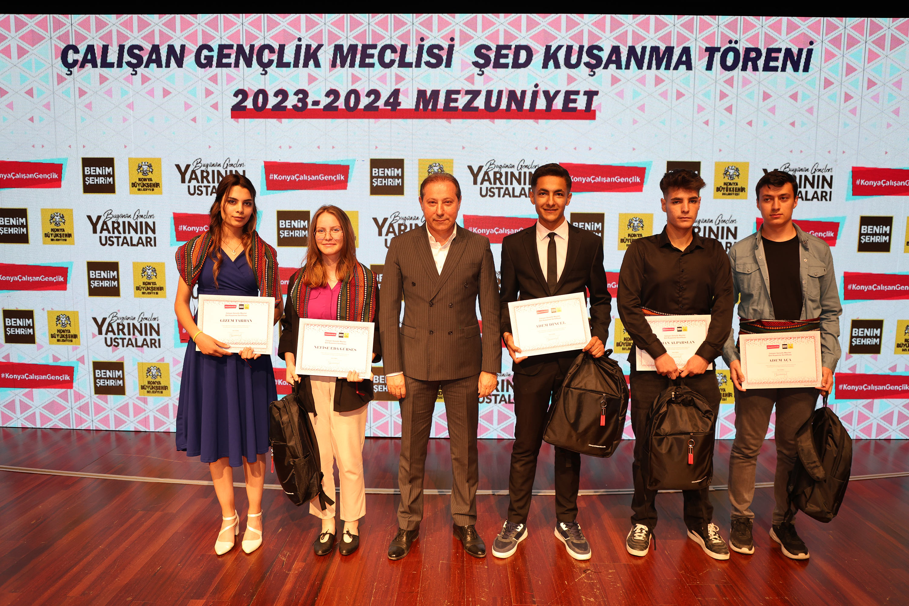 KONYA BÜYÜKŞEHİR ÇALIŞAN GENÇLİK MECLİSİ ÖĞRENCİLER İÇİN ŞED KUŞANMA TÖRENİ DÜZENLEDİ