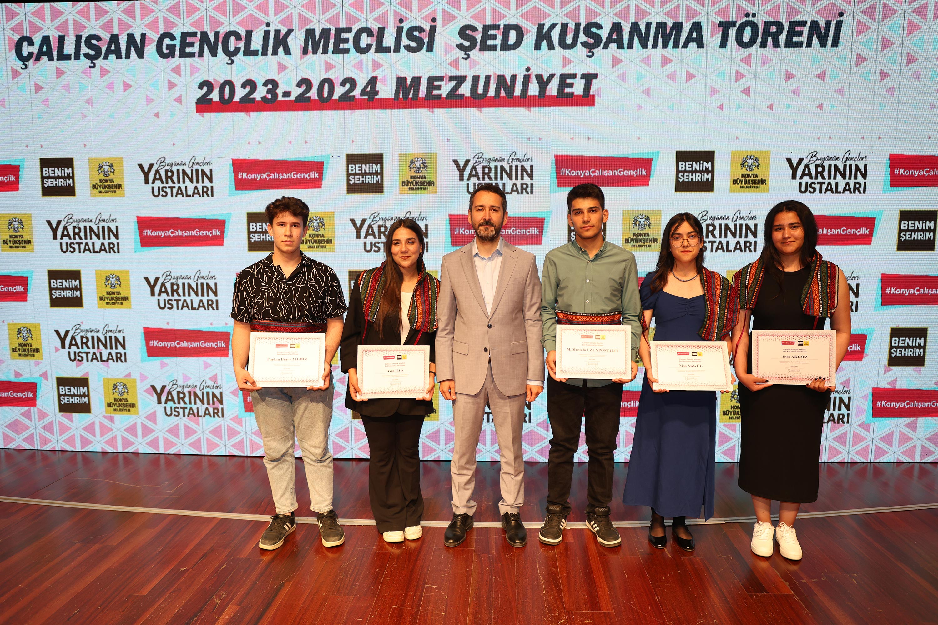 KONYA BÜYÜKŞEHİR ÇALIŞAN GENÇLİK MECLİSİ ÖĞRENCİLER İÇİN ŞED KUŞANMA TÖRENİ DÜZENLEDİ