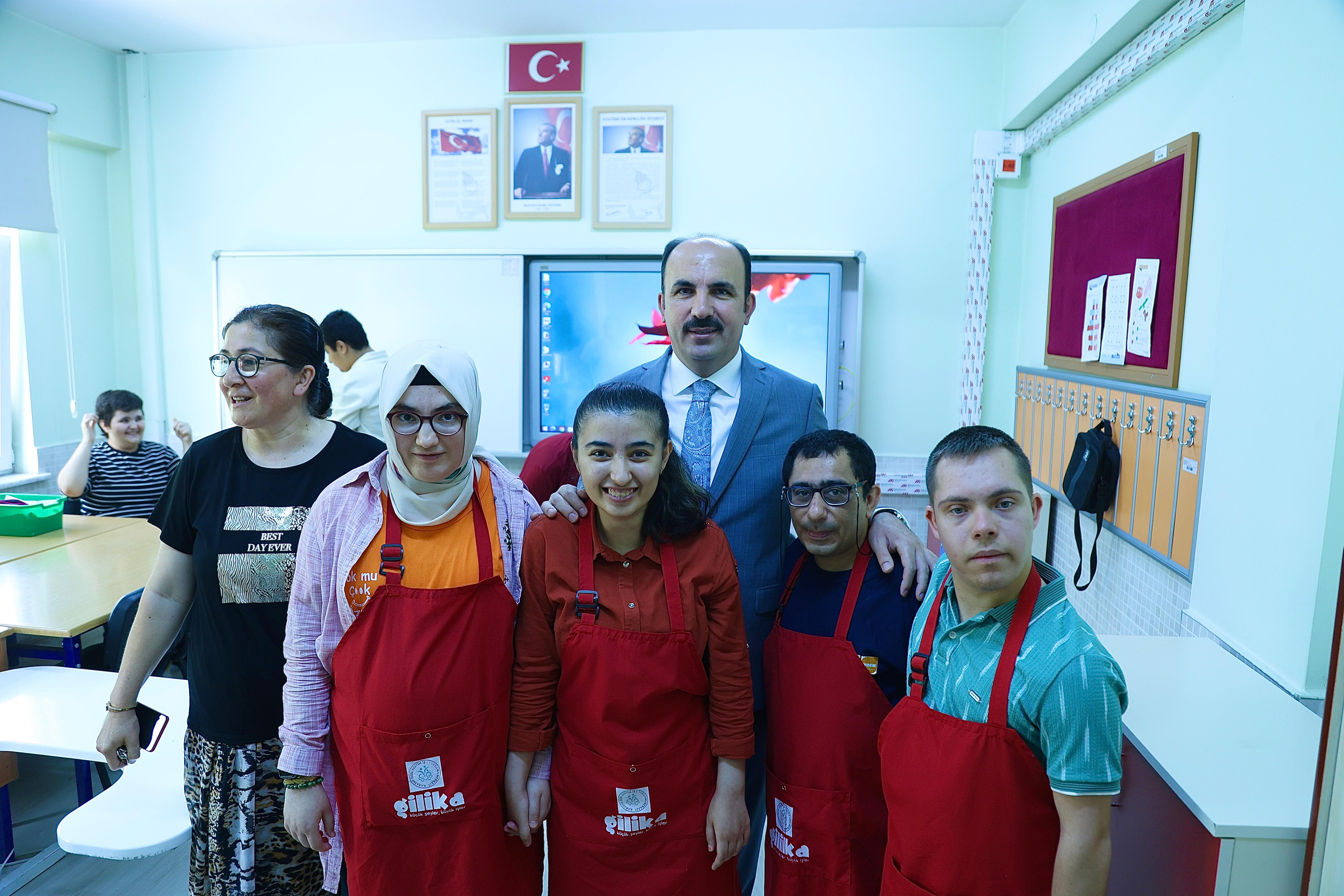 BAŞKAN ALTAY ÖĞRENCİLERİN KARNE HEYECANINA ORTAK OLDU