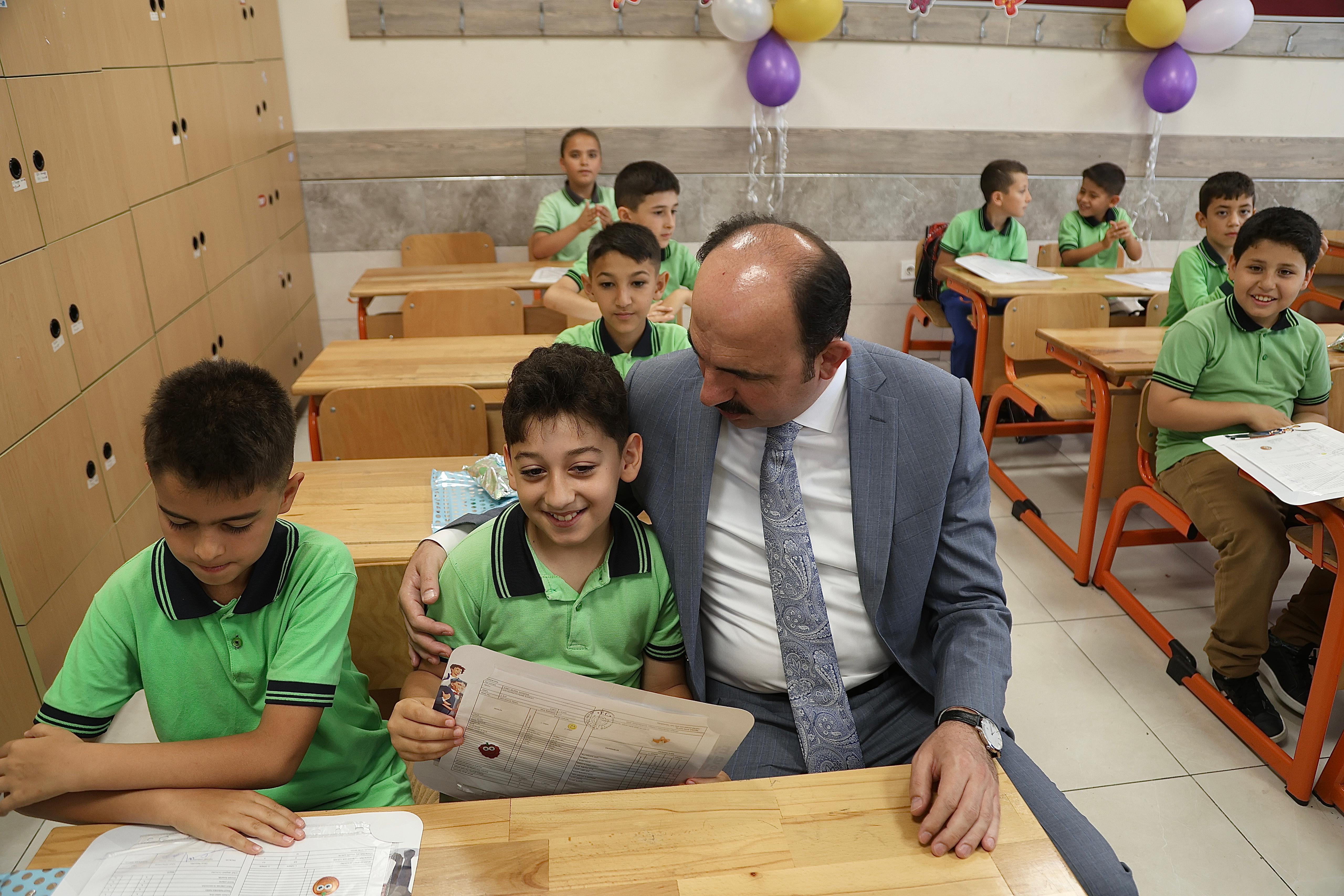 BAŞKAN ALTAY ÖĞRENCİLERİN KARNE HEYECANINA ORTAK OLDU