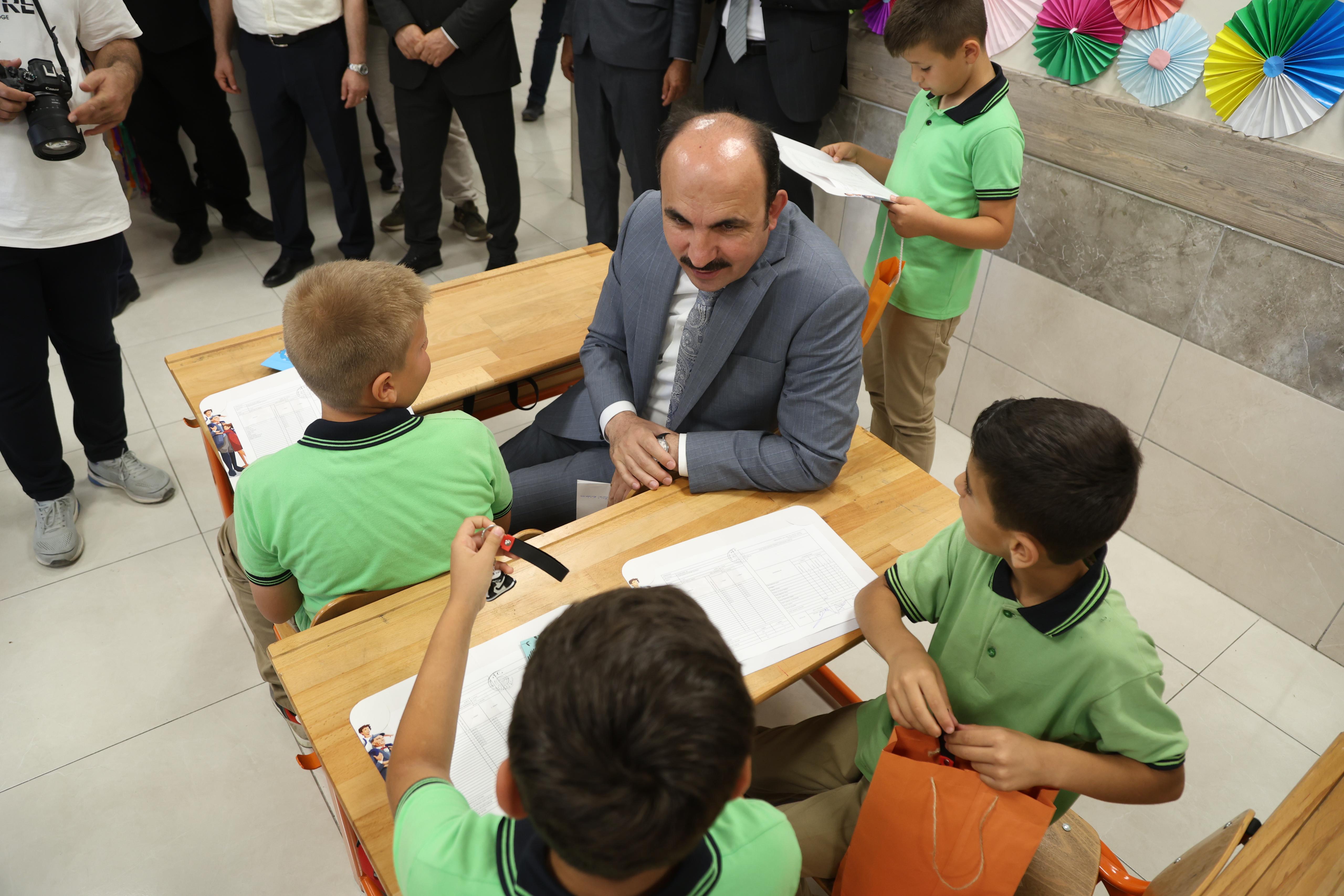 BAŞKAN ALTAY ÖĞRENCİLERİN KARNE HEYECANINA ORTAK OLDU