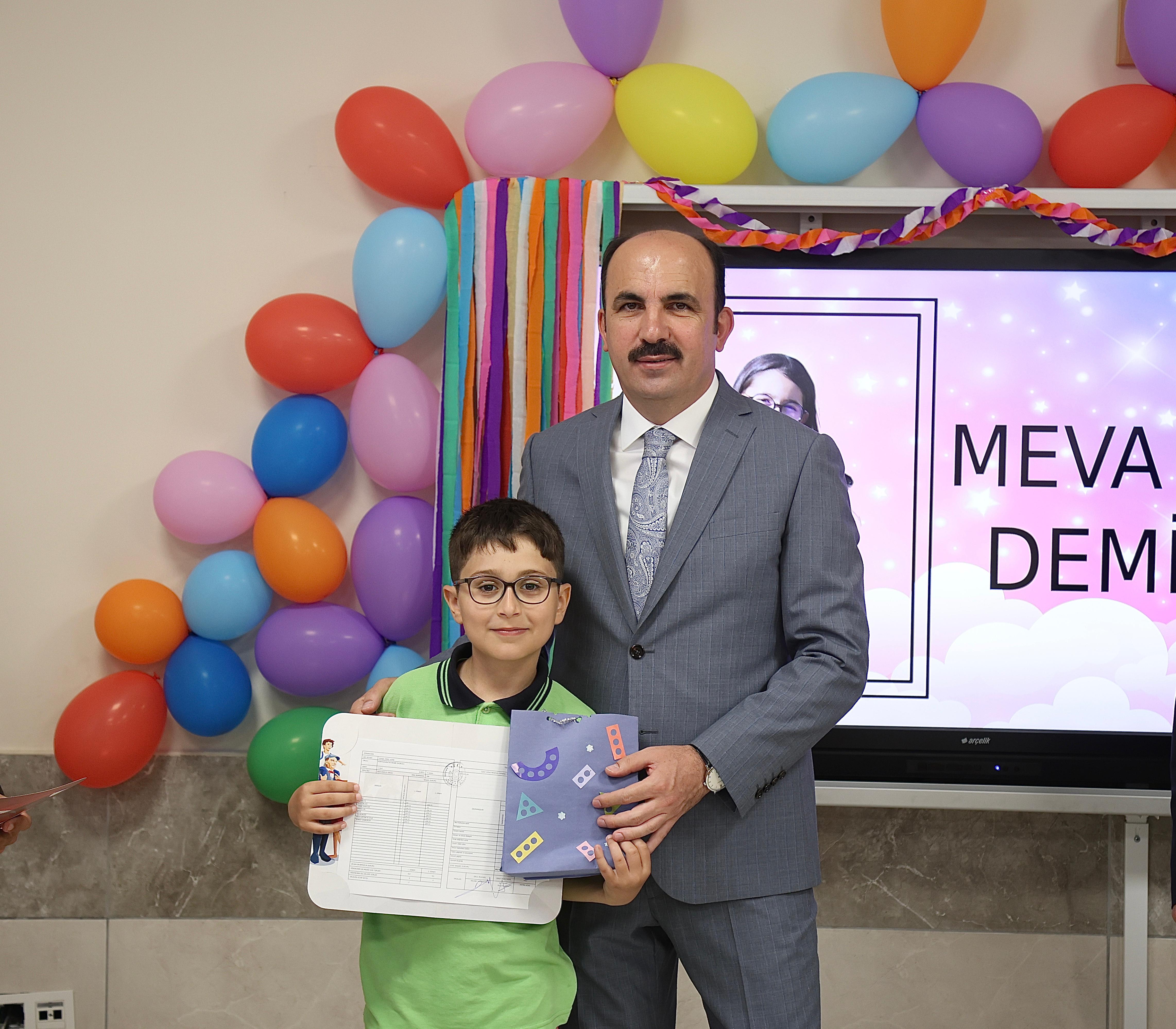 BAŞKAN ALTAY ÖĞRENCİLERİN KARNE HEYECANINA ORTAK OLDU