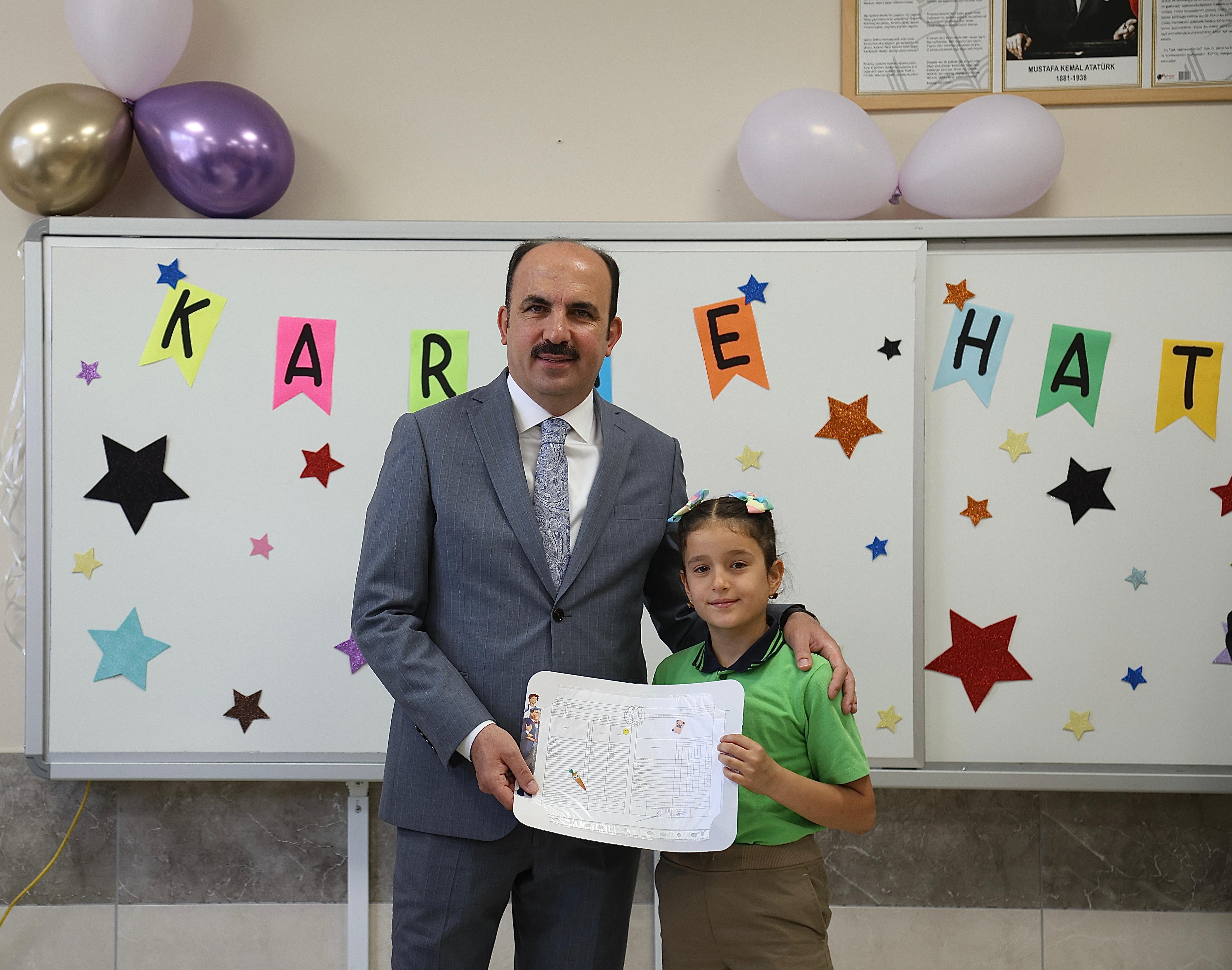 BAŞKAN ALTAY ÖĞRENCİLERİN KARNE HEYECANINA ORTAK OLDU