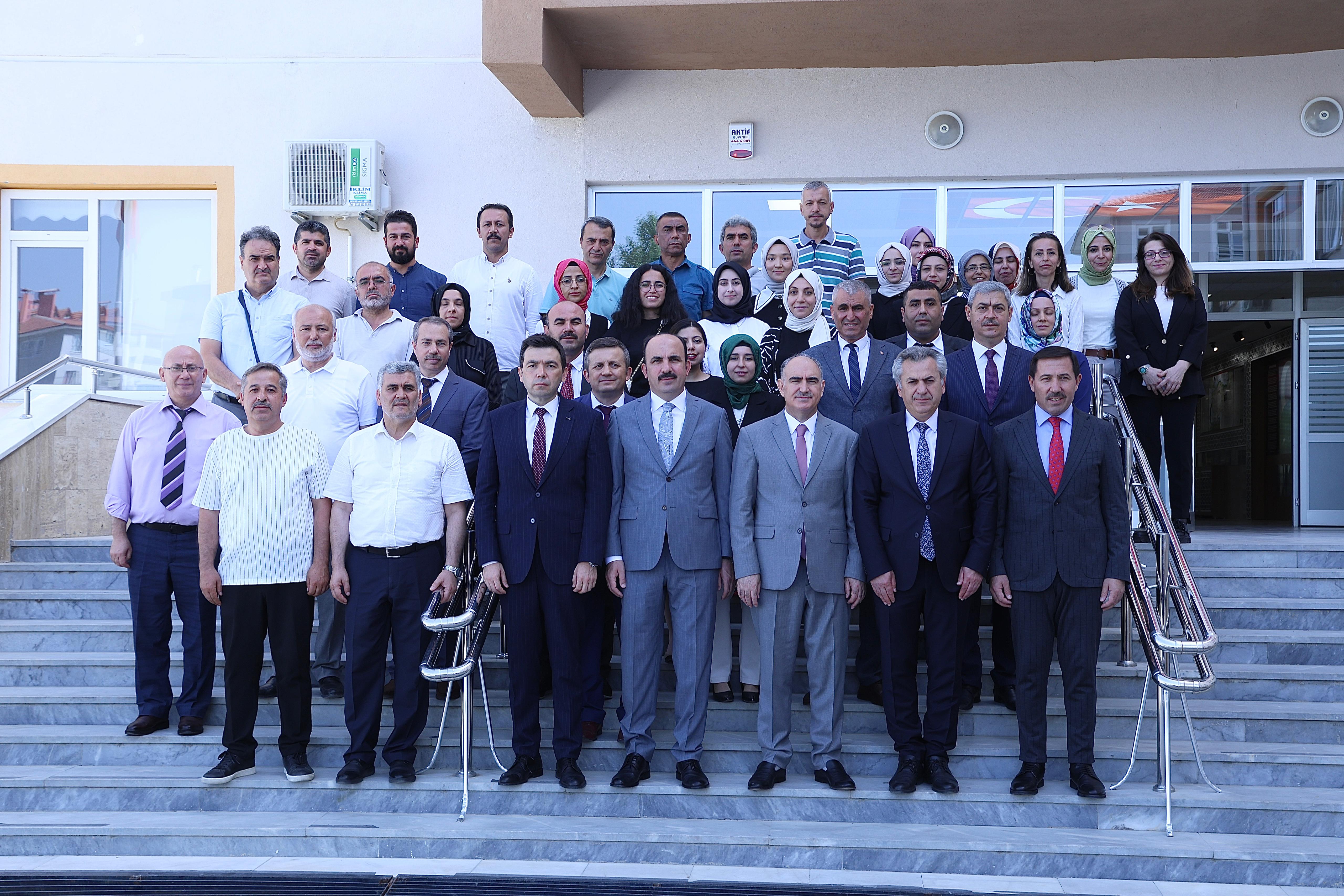 BAŞKAN ALTAY ÖĞRENCİLERİN KARNE HEYECANINA ORTAK OLDU