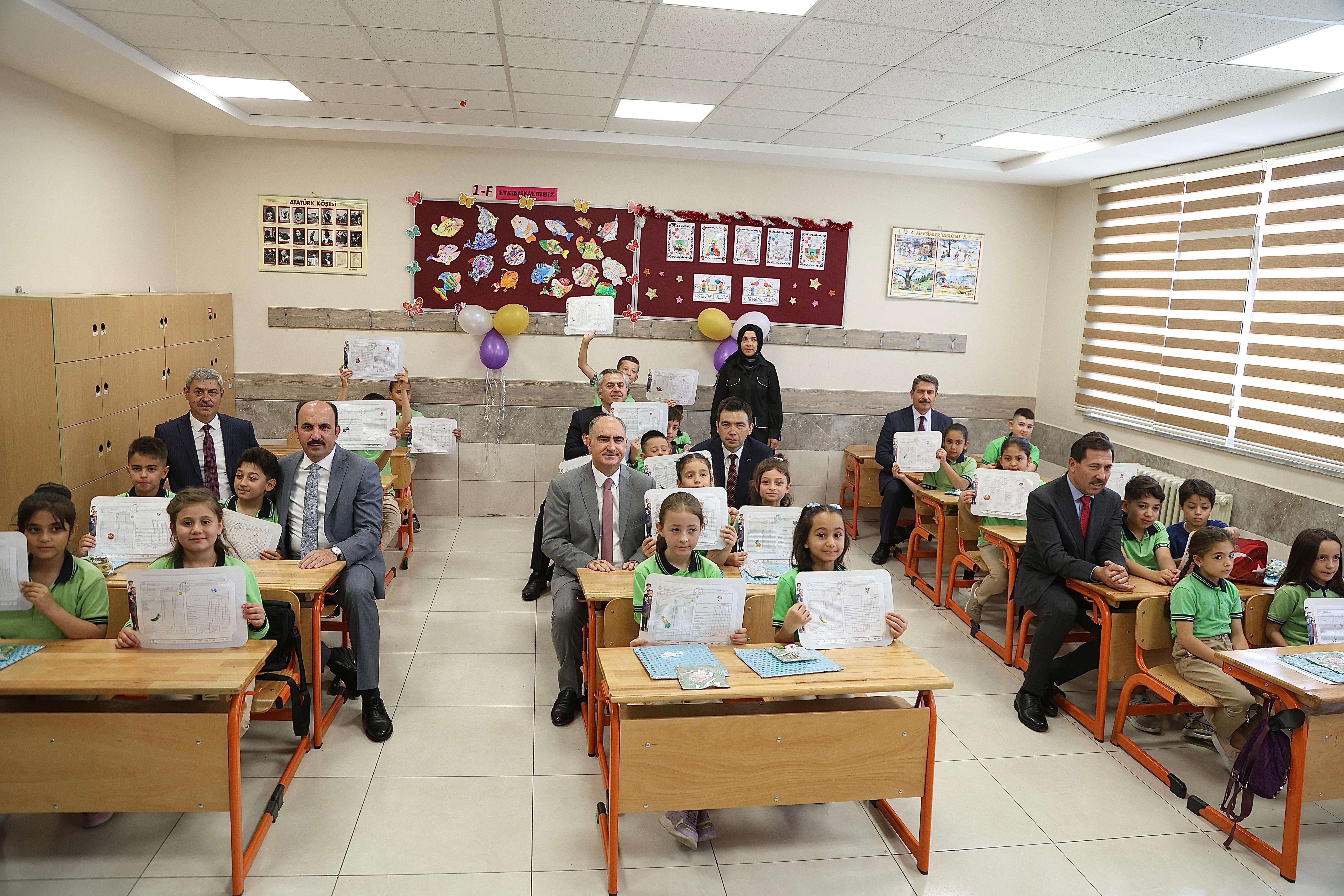 BAŞKAN ALTAY ÖĞRENCİLERİN KARNE HEYECANINA ORTAK OLDU