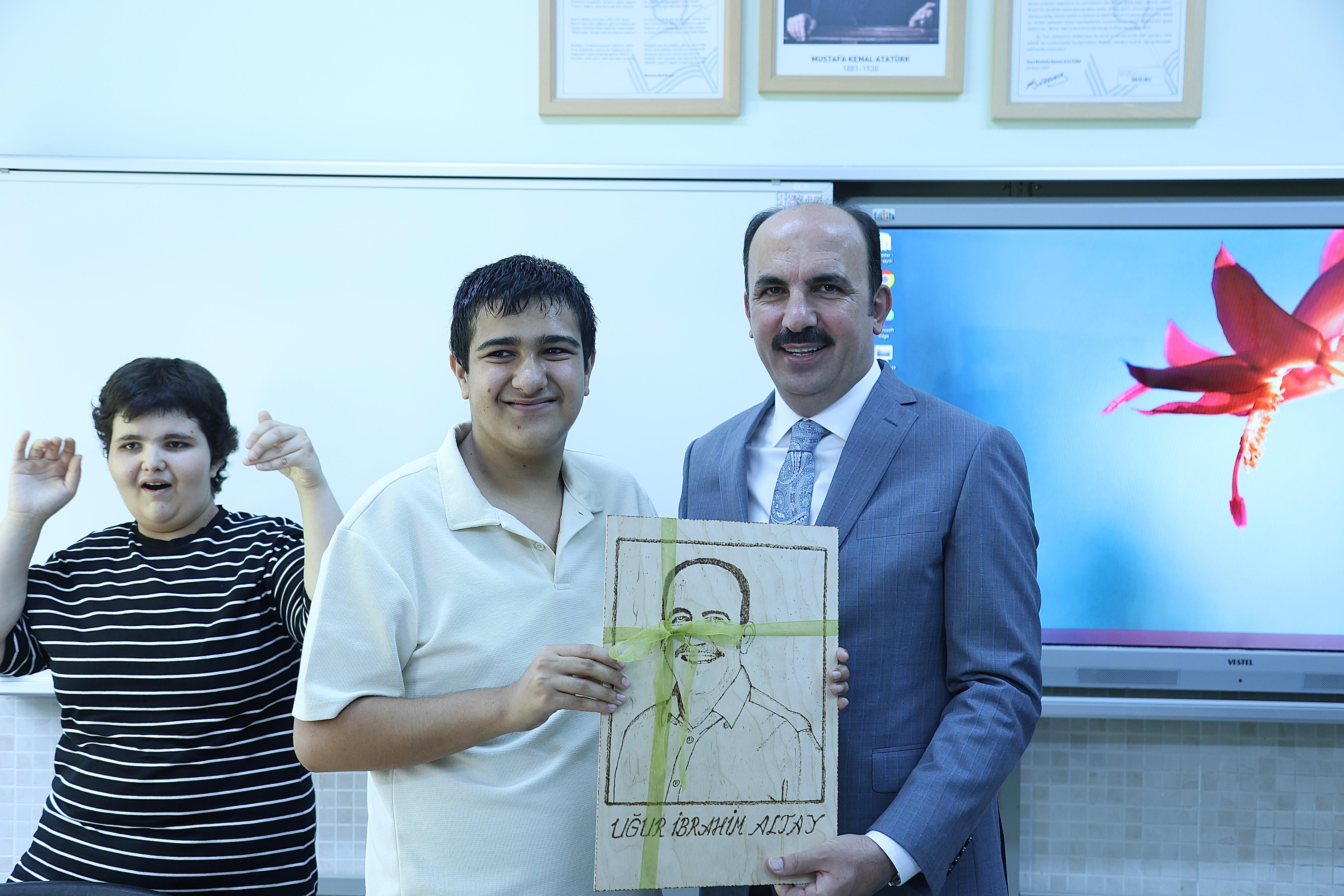 BAŞKAN ALTAY ÖĞRENCİLERİN KARNE HEYECANINA ORTAK OLDU