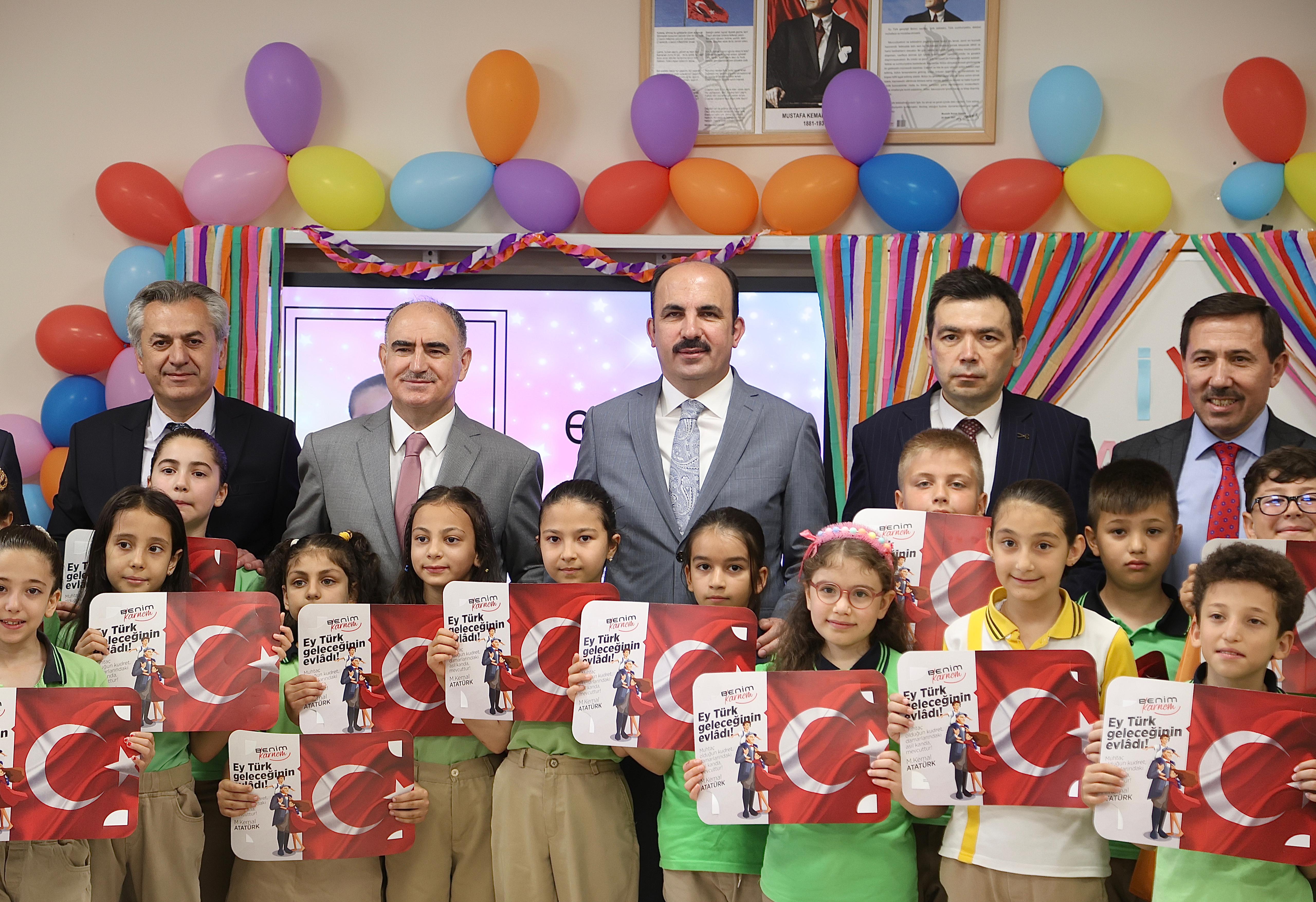 BAŞKAN ALTAY ÖĞRENCİLERİN KARNE HEYECANINA ORTAK OLDU