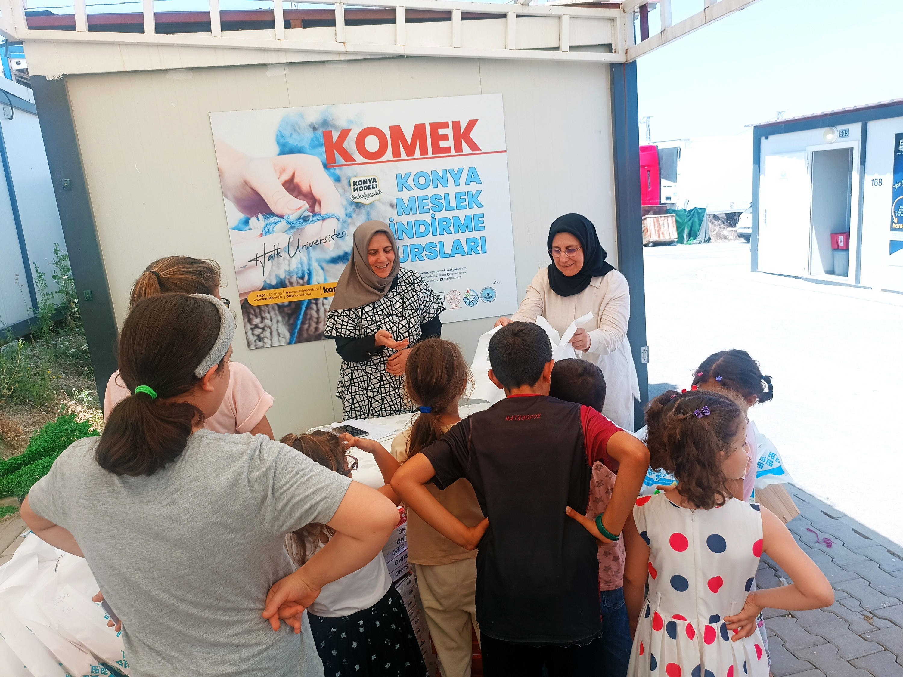 KOMEK MENSUPLARI VE MEZUNLARI DERNEĞİ BAYRAMDA HATAY’DA ÇOCUKLARI SEVİNDİRDİ