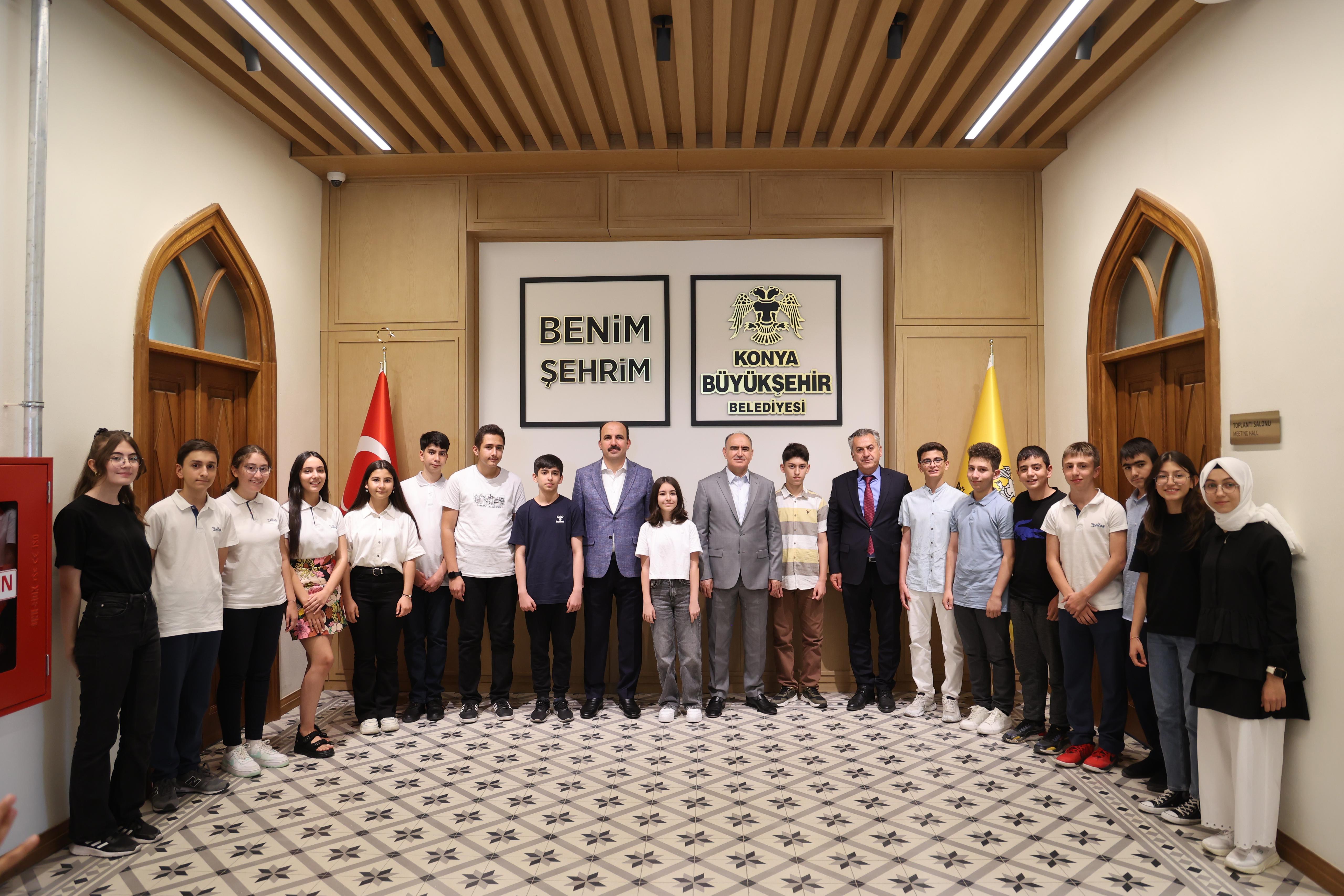 VALİ ÖZKAN VE BAŞKAN ALTAY LGS’DE TÜRKİYE BİRİNCİSİ OLAN KONYALI ÖĞRENCİLERLE BULUŞTU