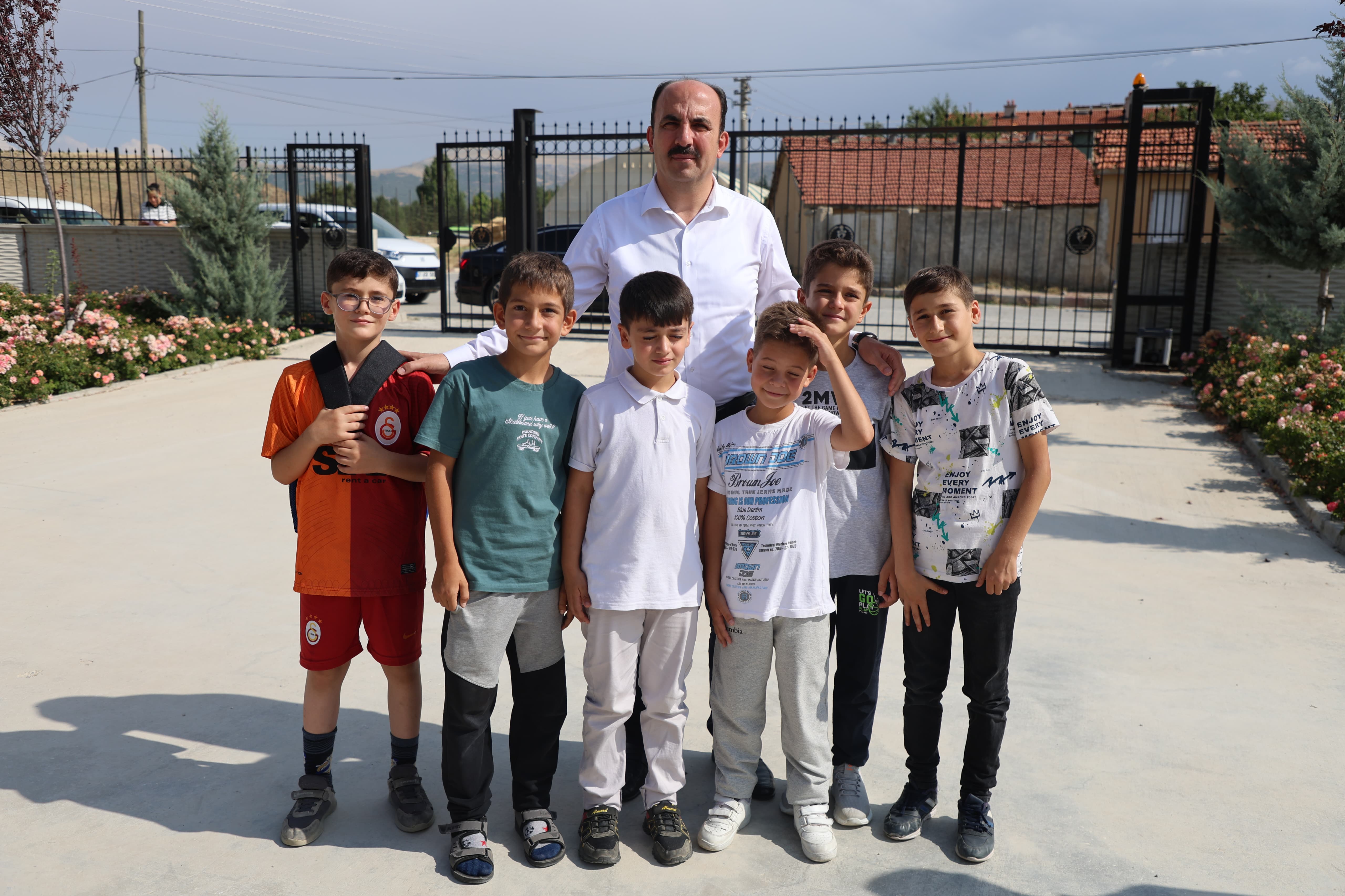BAŞKAN ALTAY LADİK’TE YAPIMINDA SONA GELİNEN DÜĞÜN SALONU’NU İNCELEDİ, BİLGEHANE ÖĞRENCİLERİYLE BULUŞTU