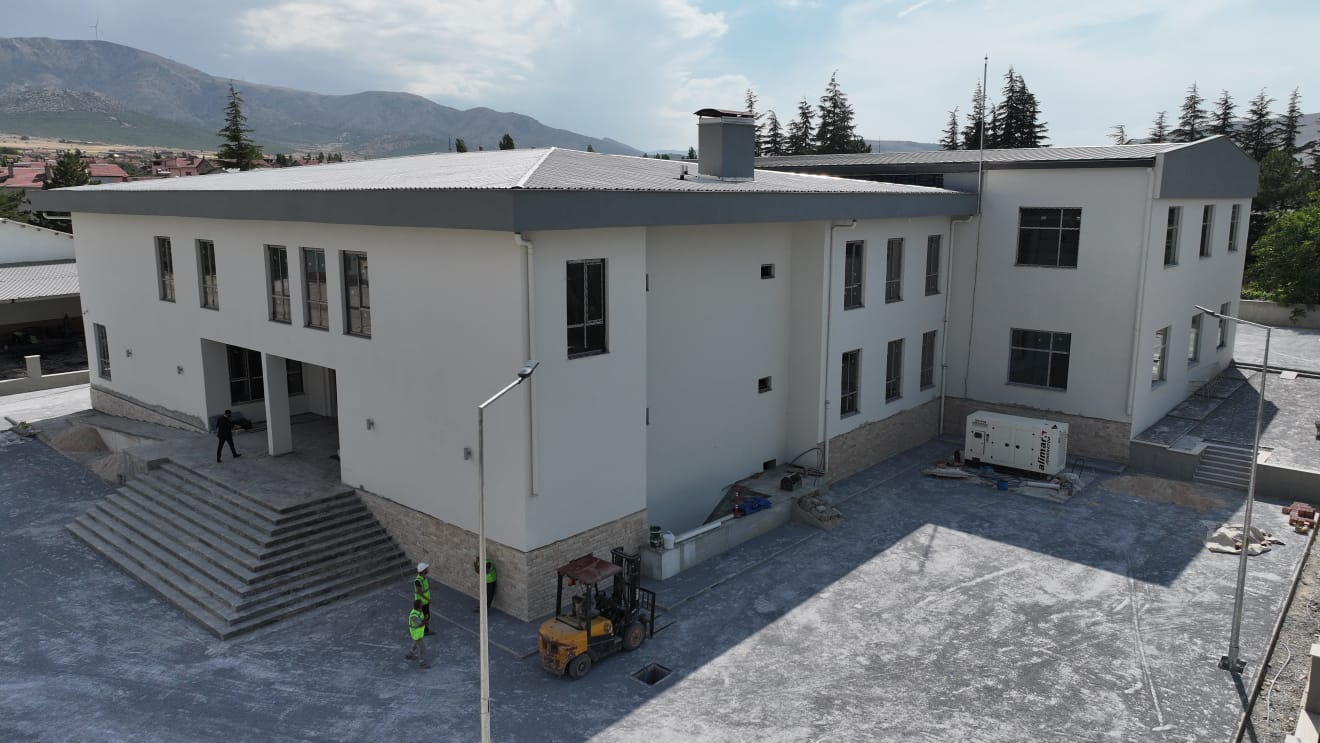 BAŞKAN ALTAY LADİK’TE YAPIMINDA SONA GELİNEN DÜĞÜN SALONU’NU İNCELEDİ, BİLGEHANE ÖĞRENCİLERİYLE BULUŞTU