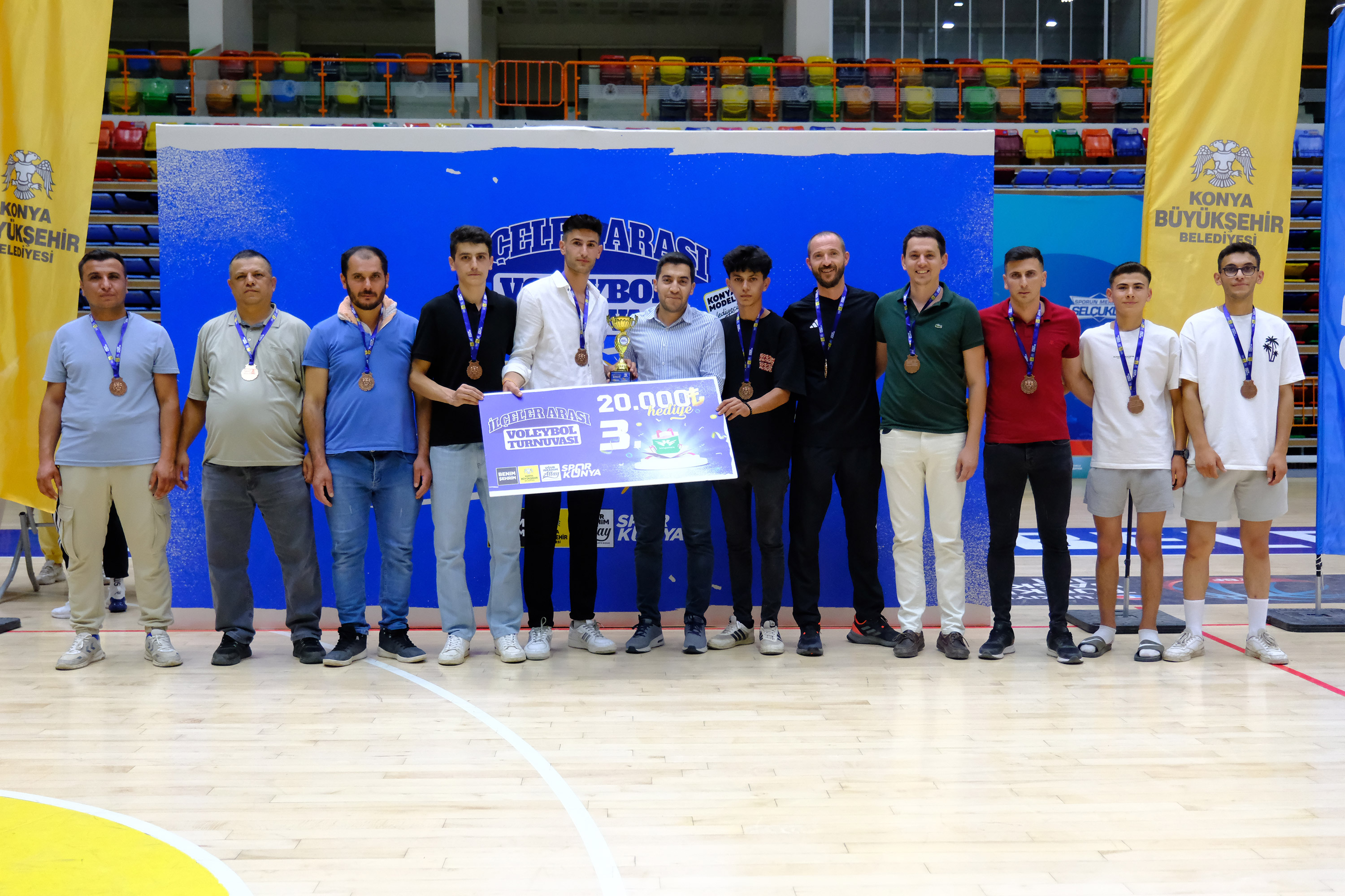 KONYA BÜYÜKŞEHİR’İN İLÇELER ARASI VOLEYBOL TURNUVASI’NDA SARAYÖNÜ MUTLU SONA ULAŞTI