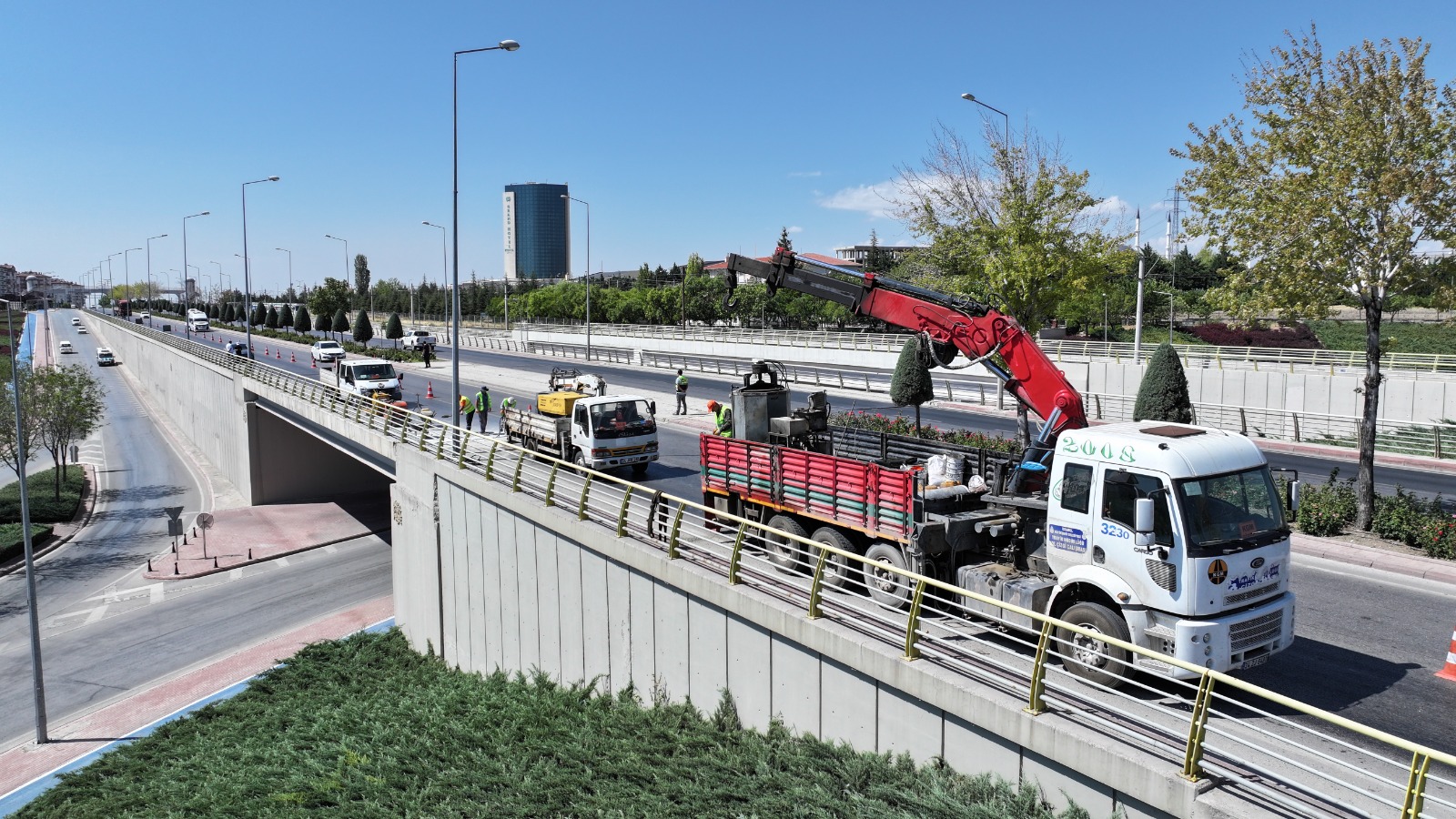 KONYA BÜYÜKŞEHİR YAYA VE TAŞIT KÖPRÜLERİNDE PERİYODİK OLARAK İYİLEŞTİRME ÇALIŞMASI YAPIYOR