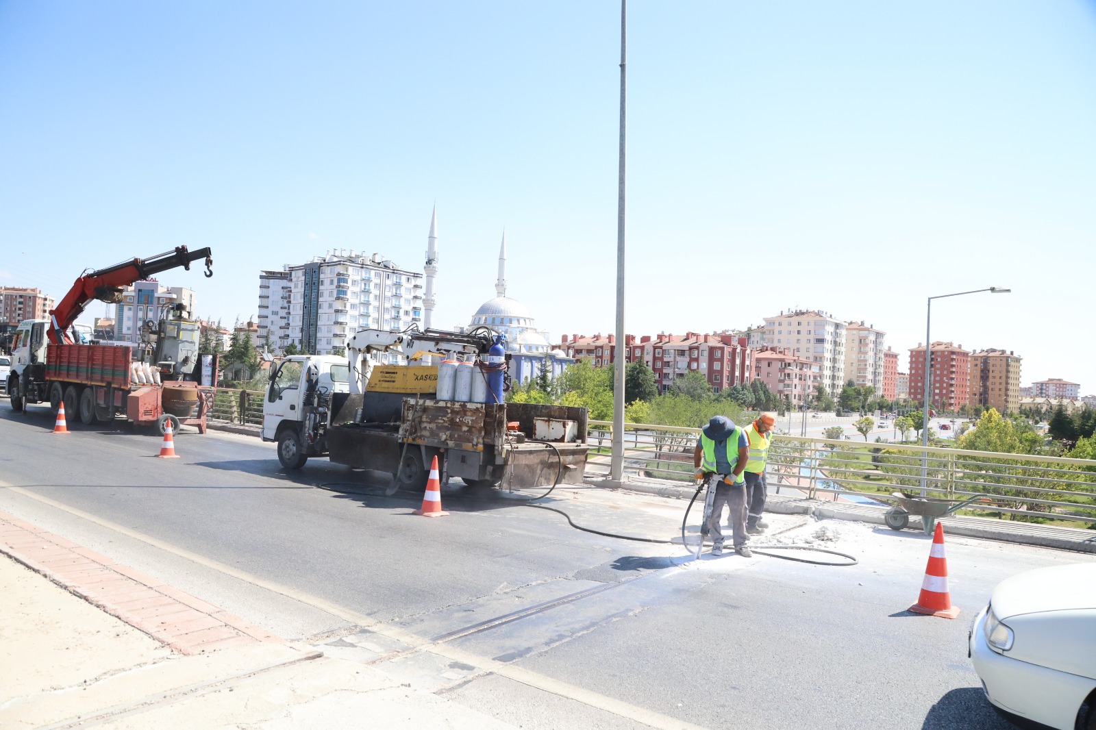 KONYA BÜYÜKŞEHİR YAYA VE TAŞIT KÖPRÜLERİNDE PERİYODİK OLARAK İYİLEŞTİRME ÇALIŞMASI YAPIYOR