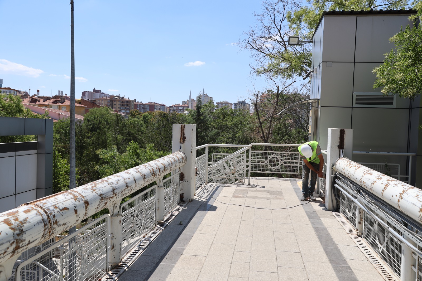 KONYA BÜYÜKŞEHİR YAYA VE TAŞIT KÖPRÜLERİNDE PERİYODİK OLARAK İYİLEŞTİRME ÇALIŞMASI YAPIYOR
