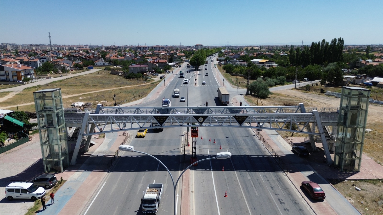 KONYA BÜYÜKŞEHİR YAYA VE TAŞIT KÖPRÜLERİNDE PERİYODİK OLARAK İYİLEŞTİRME ÇALIŞMASI YAPIYOR